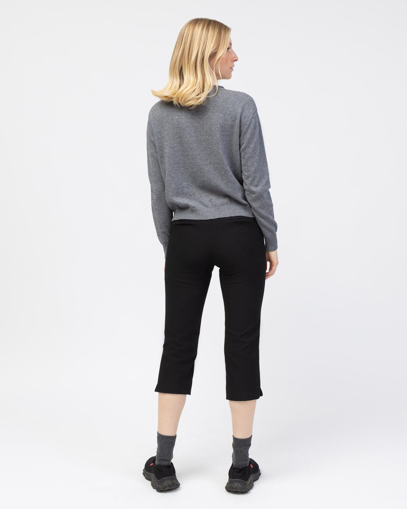 Strickjacke mit asymmetrischer Knopfleiste von hinten