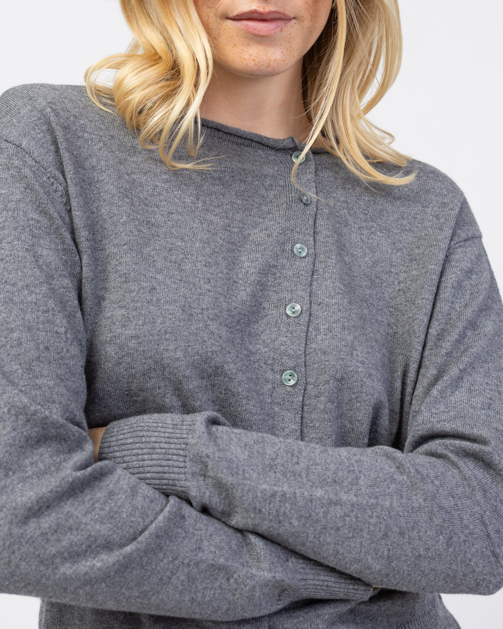 Strickjacke mit asymmetrischer Knopfleiste im Detail