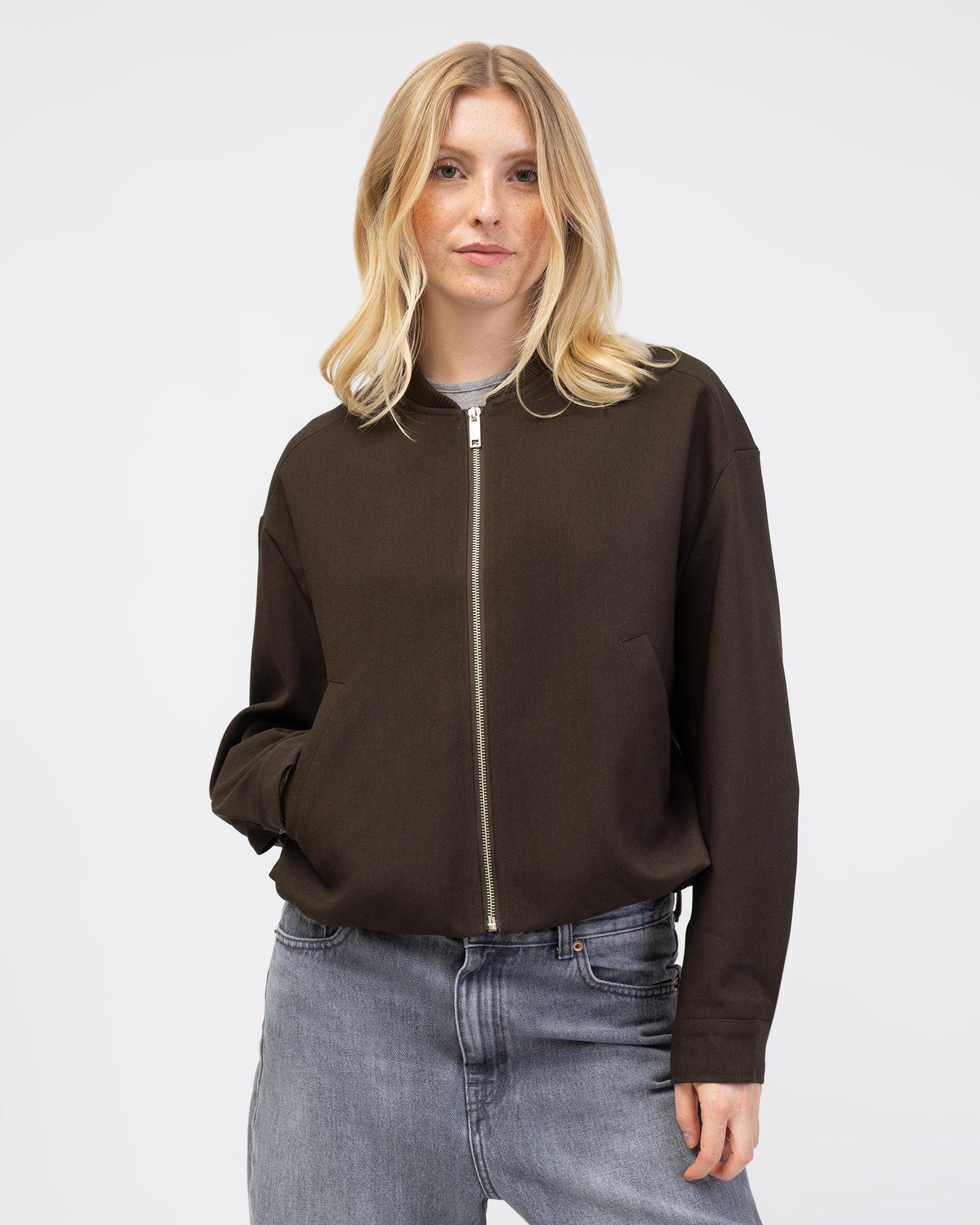 Leichte Bomberjacke geschlossen von vorne