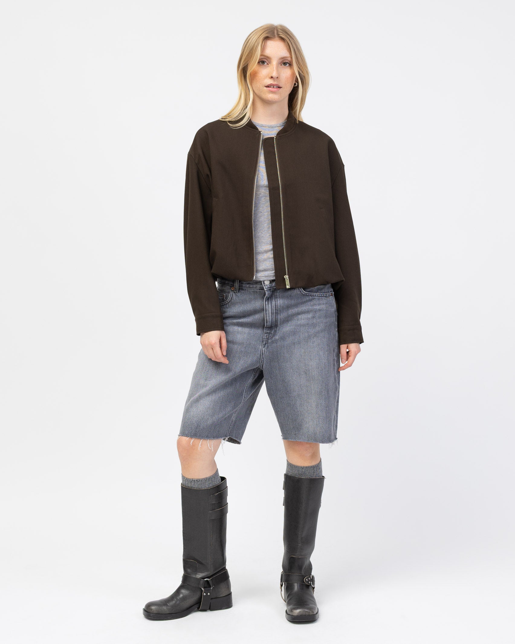 Leichte Bomberjacke kombiniert mit Jeans und Boots