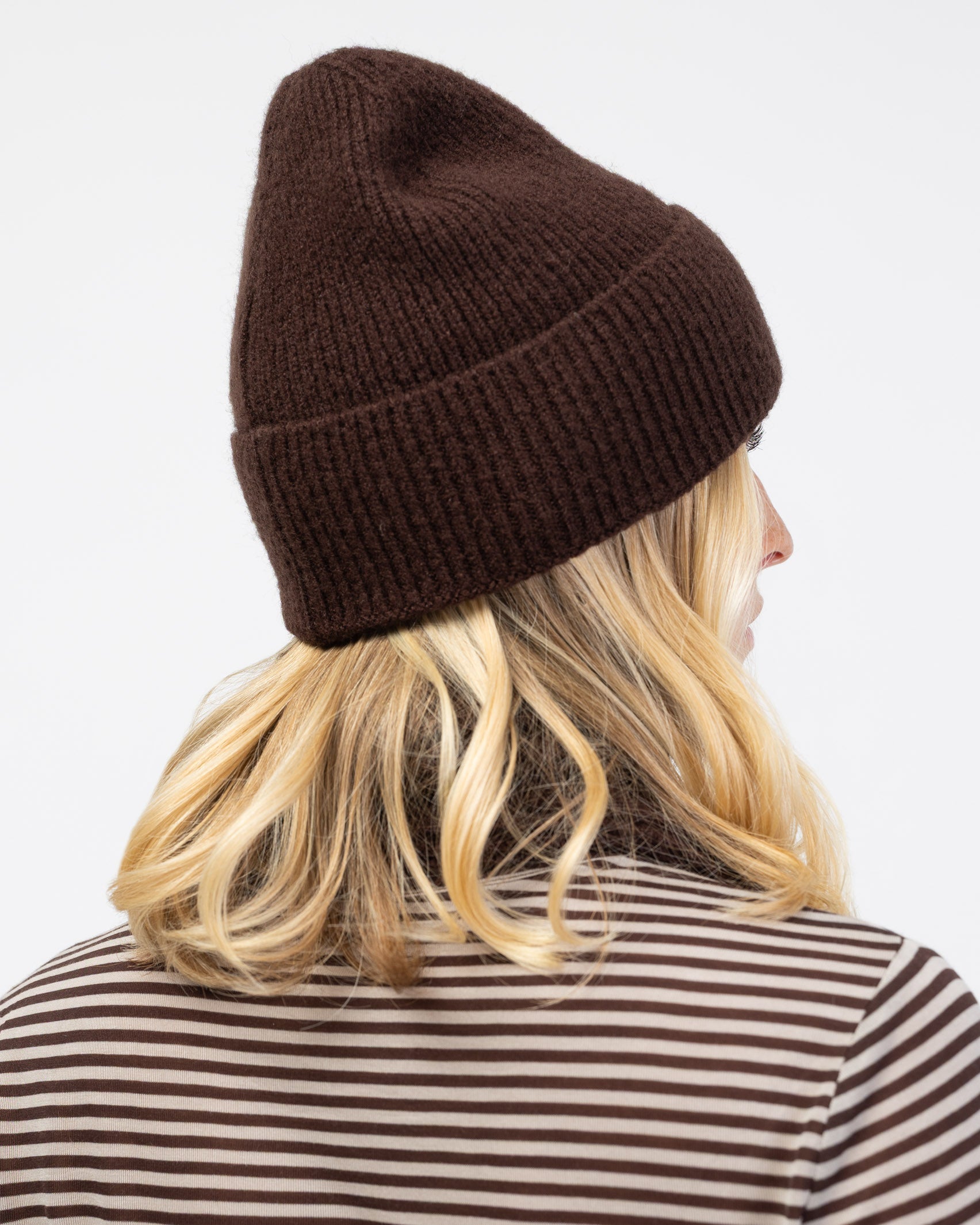 Weiche Strickmütze von hinten