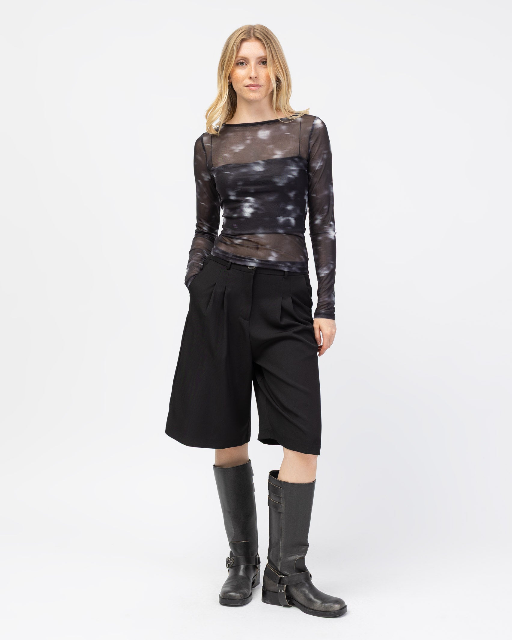 Langarm Mesh Shirt mit hellen Muster in Kombination mit Shorts und Boots