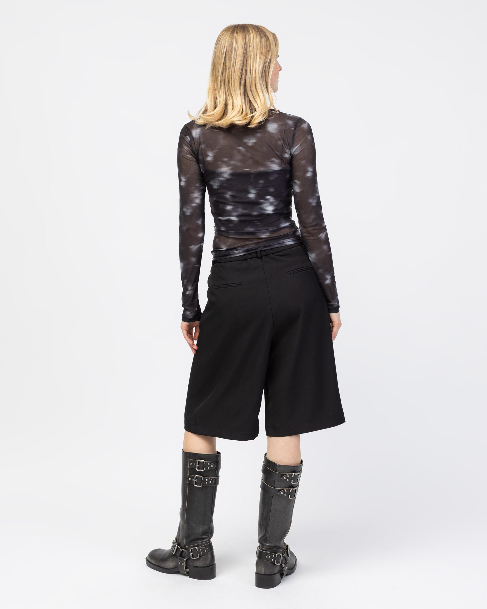 Langarm Mesh Shirt mit hellen Muster on hinten