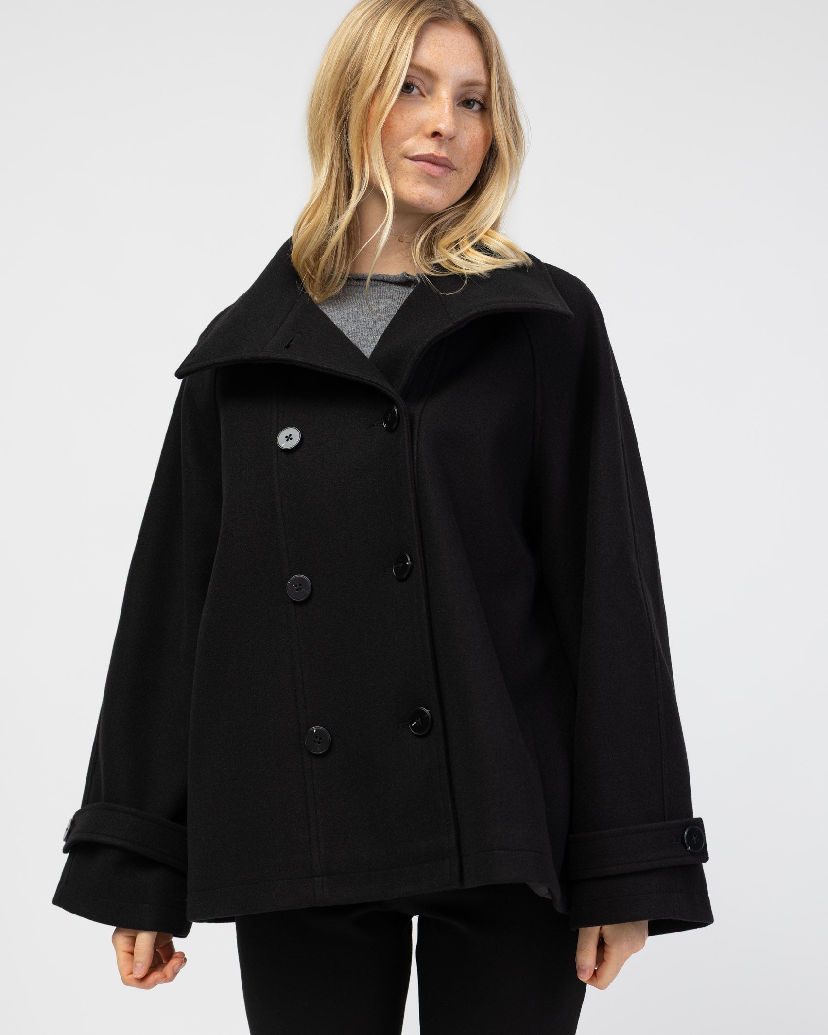 Mantel mit hohem Kragen mit umgeschlagenen Revers