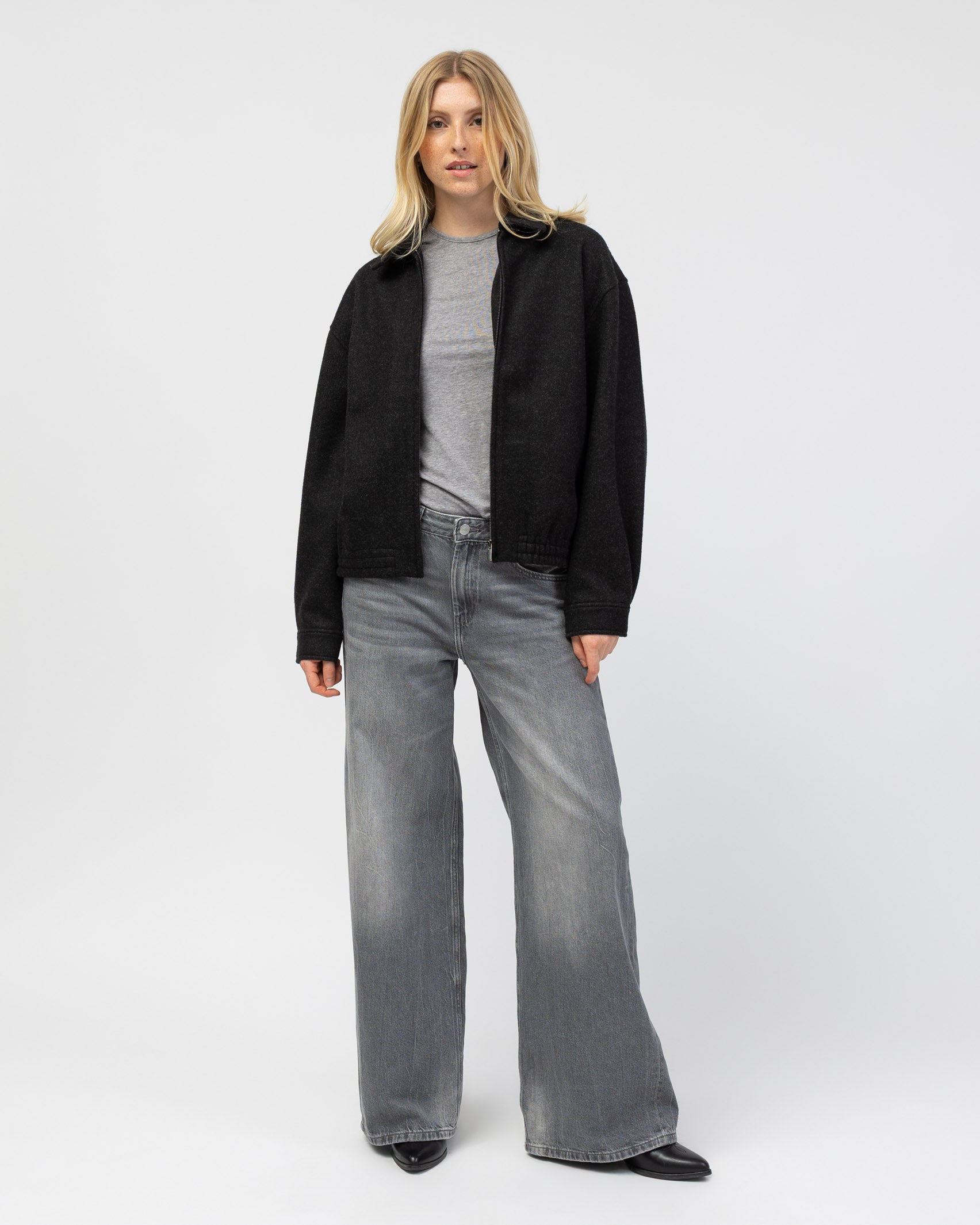 Dünne Jacke mit Kragen kombiniert mit Jeans und Langarmshirt