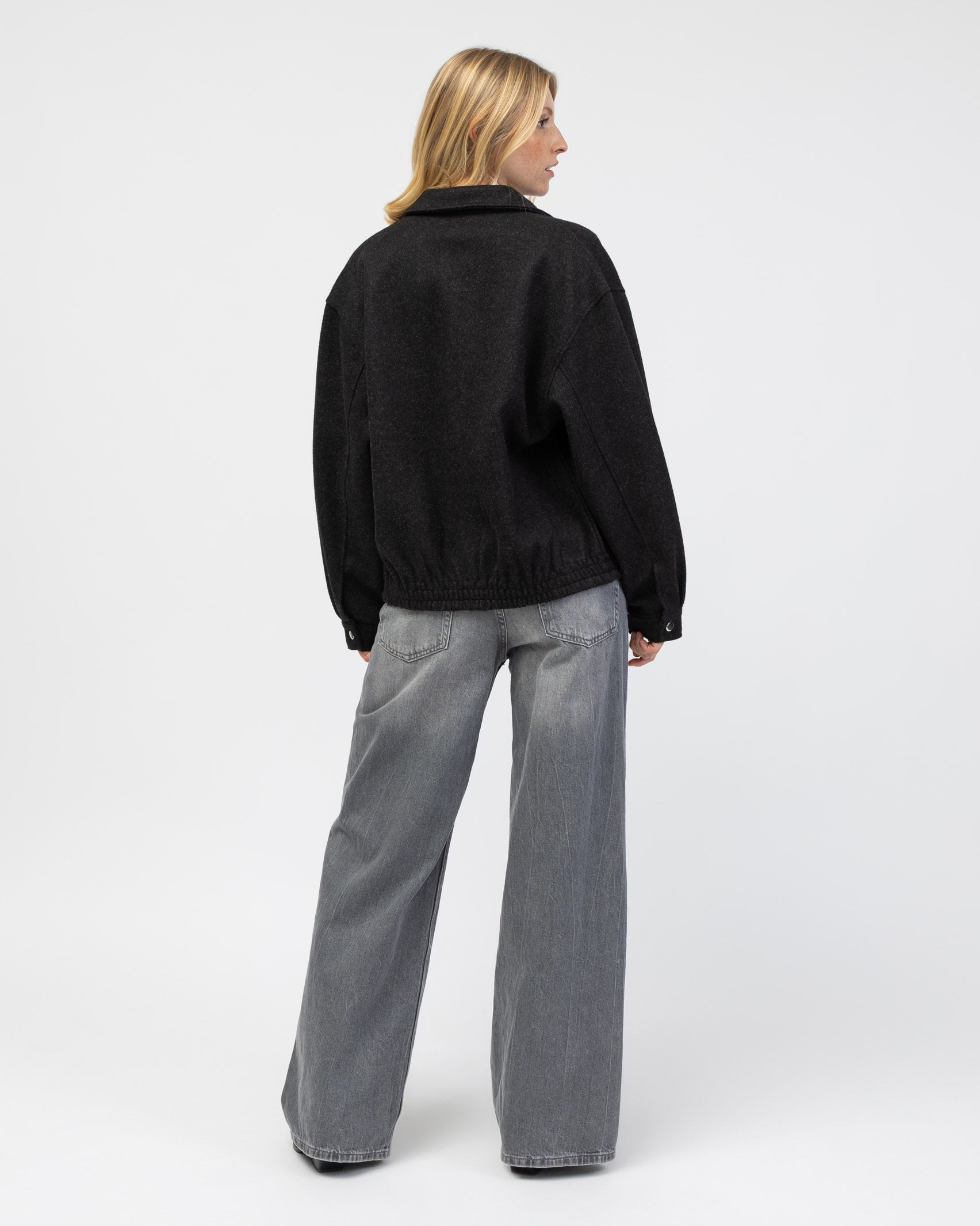 Dünne Jacke mit Kragen von hinten