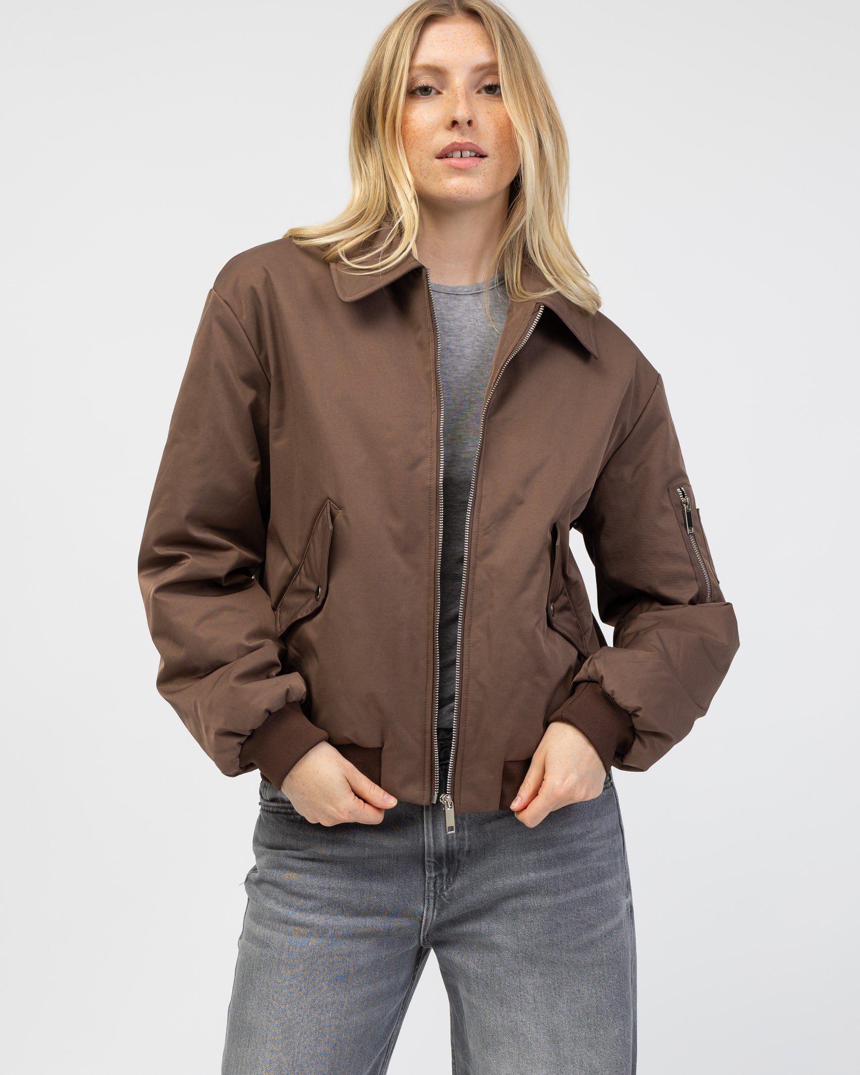 Wattierte Bomberjacke offen mit grauen Langarm kombiniert