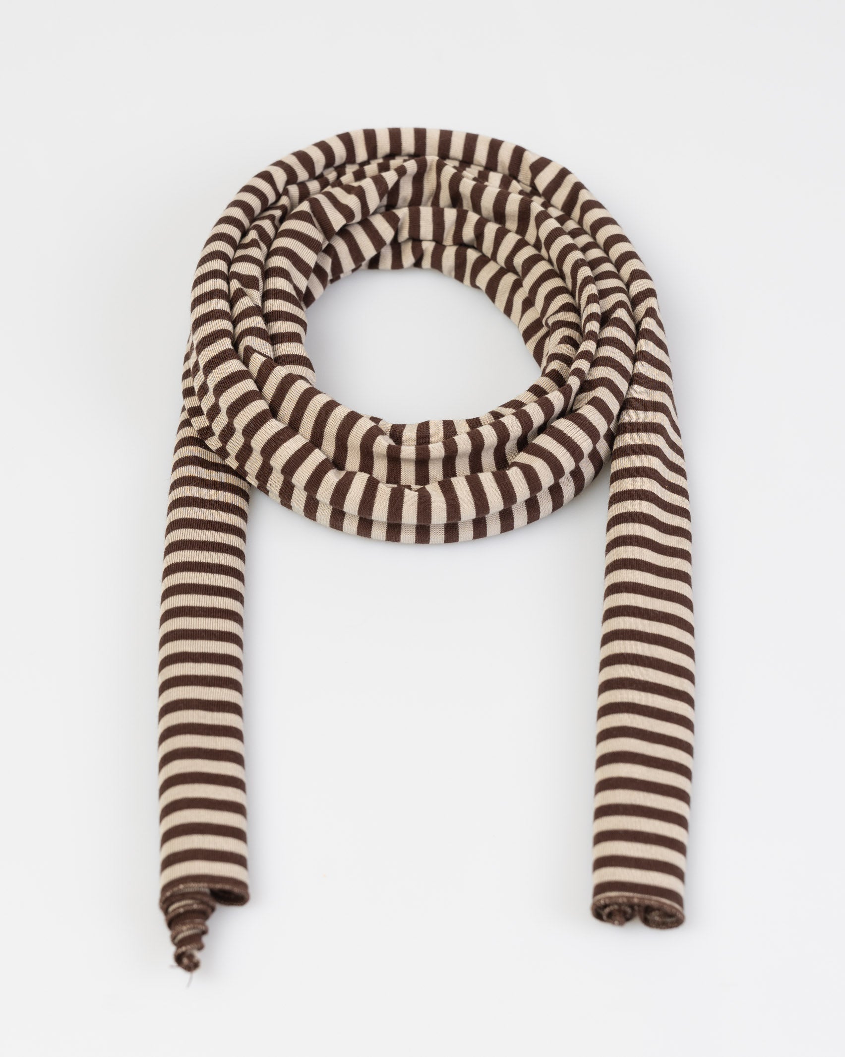 Leichter Schal mit Streifen liegend