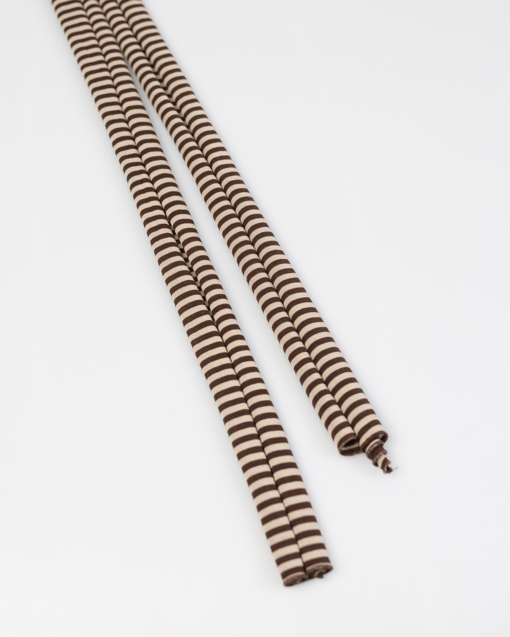 Leichter Schal mit Streifen im Detail