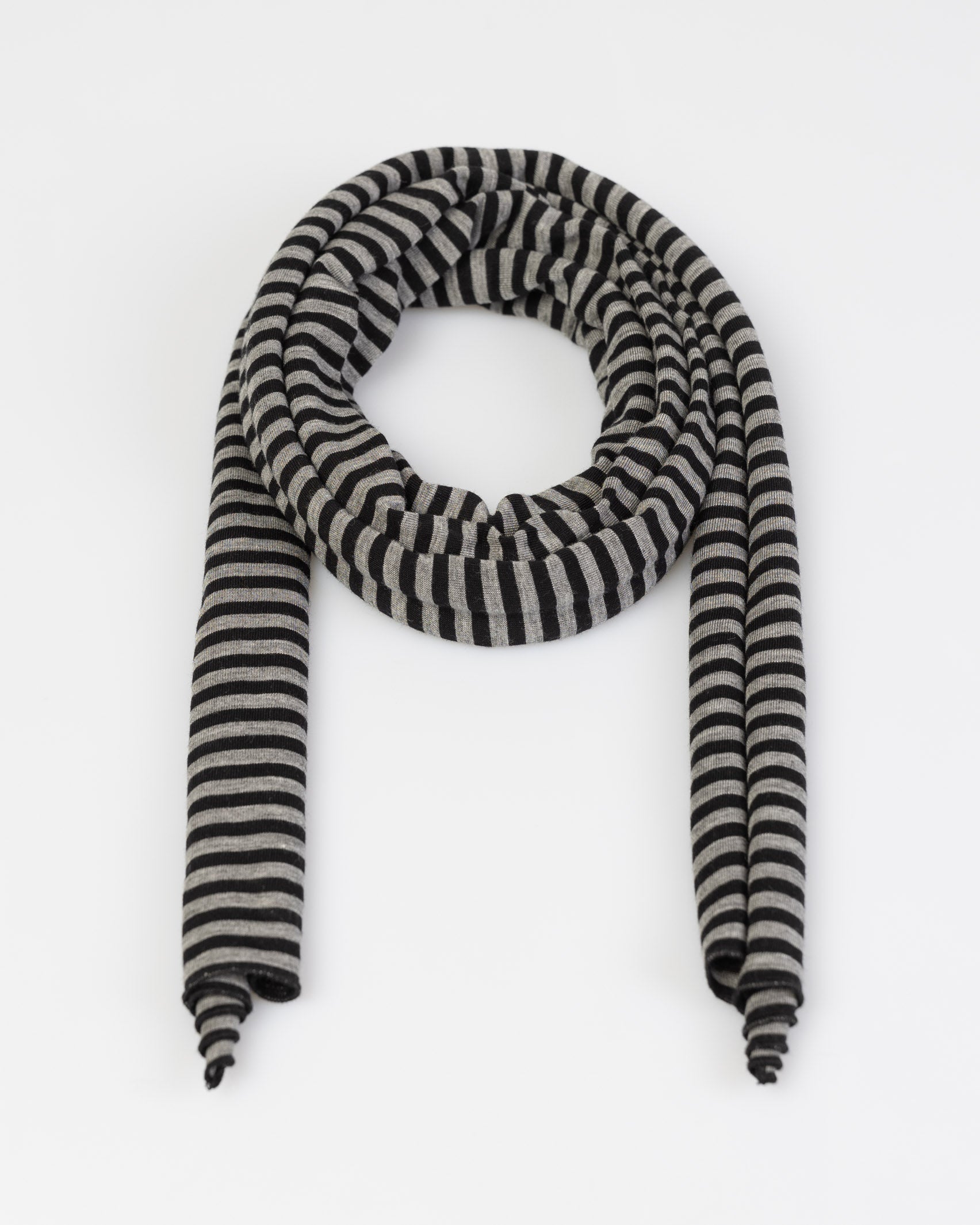 Leichter Schal mit Streifen als Produktbild