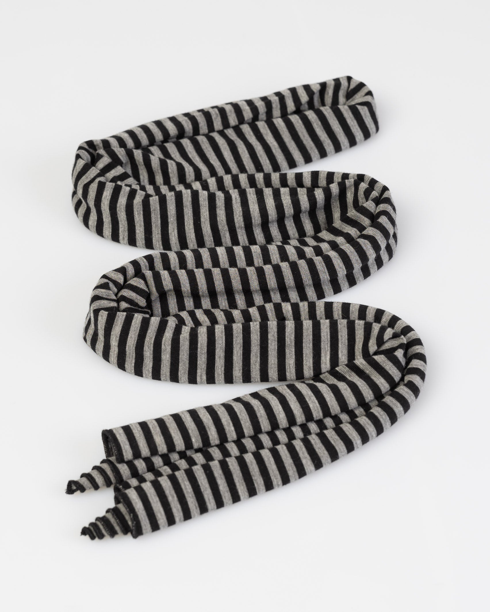 Leichter Schal mit Streifen im Detail