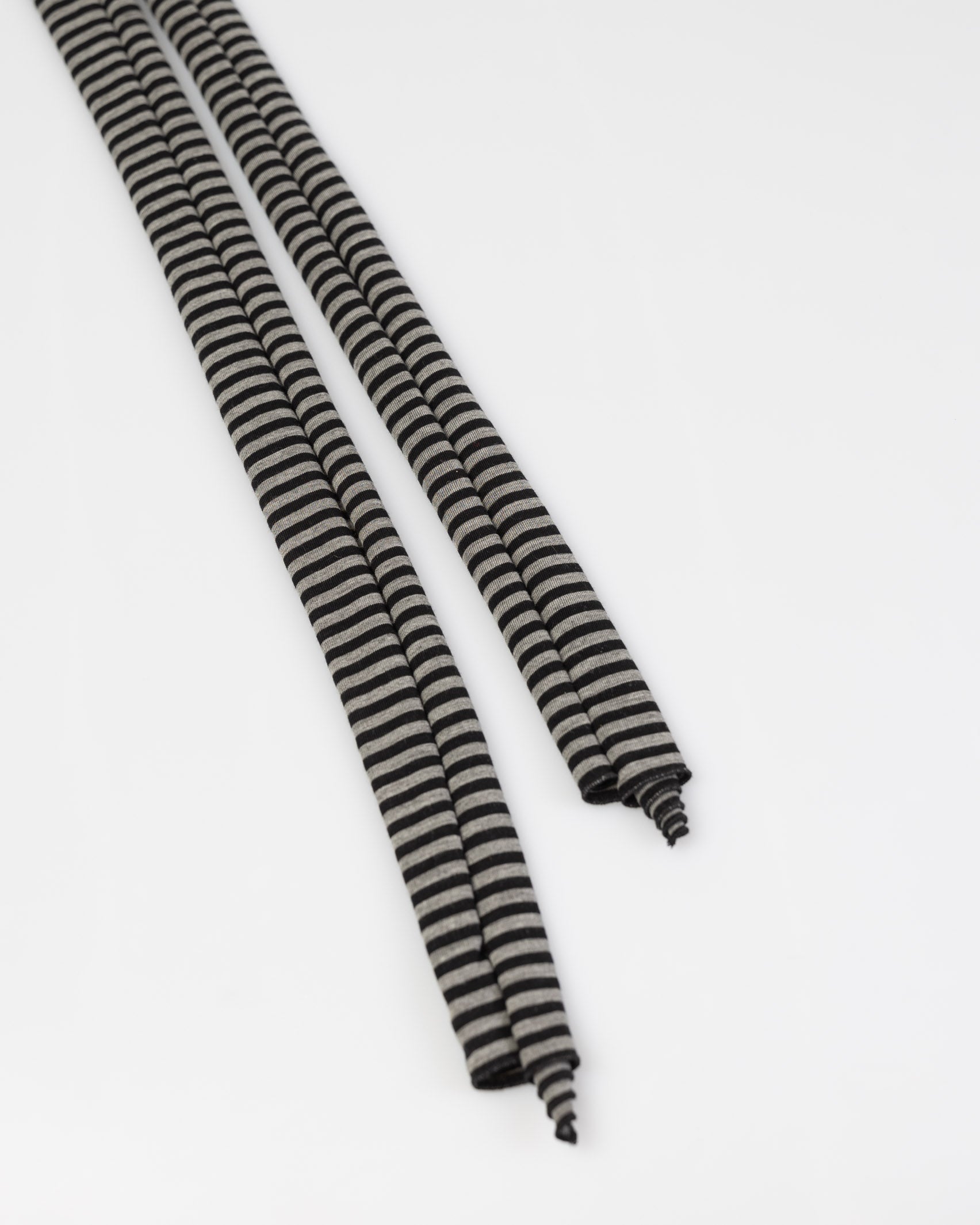 Leichter Schal mit Streifen im Detail
