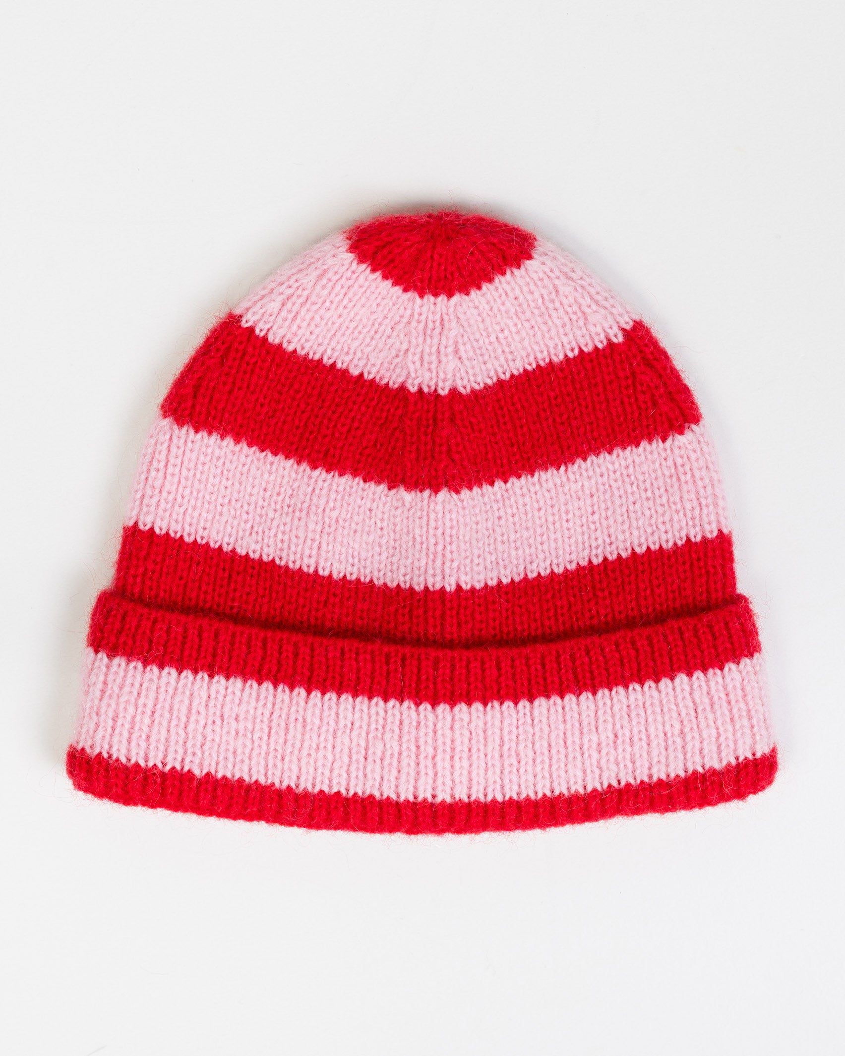 Weicher Mütze mit Streifen im Liegen