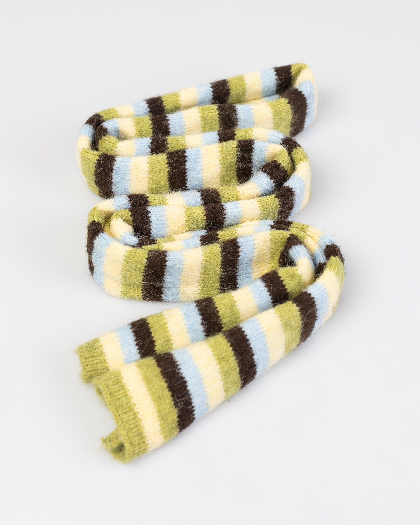 Gesteifter Schal liegend