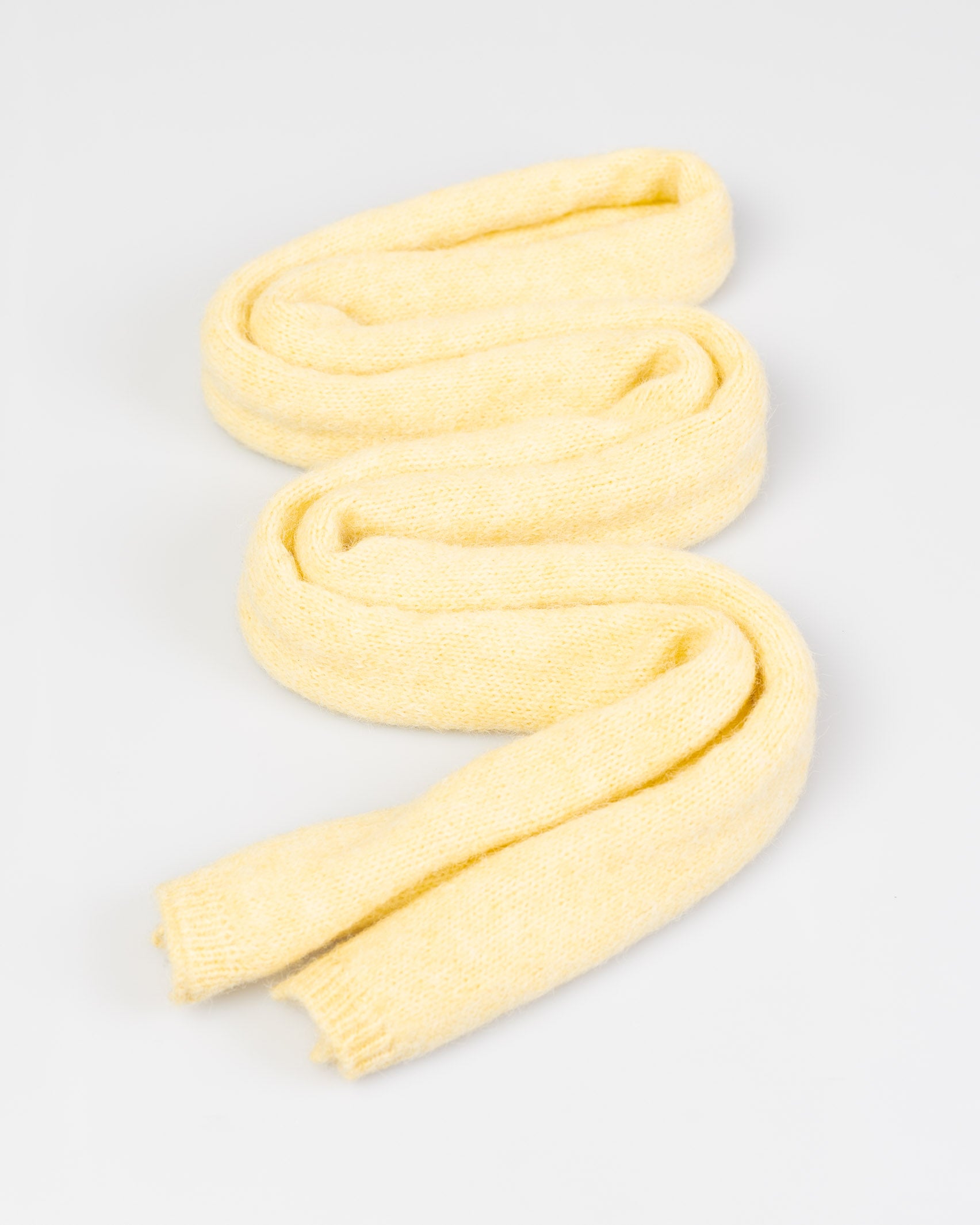 Einfarbiger Schal im Liegen