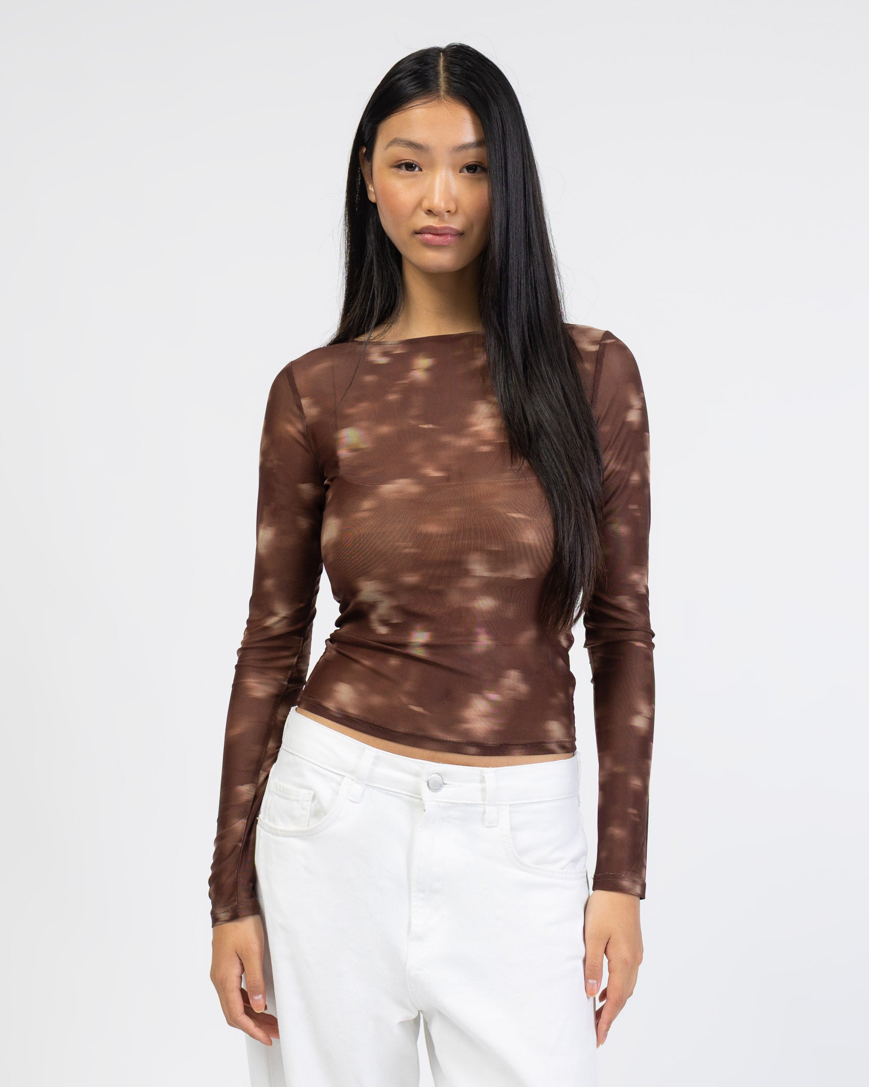 Langarm Mesh Shirt mit abstrakten Muster von vorne