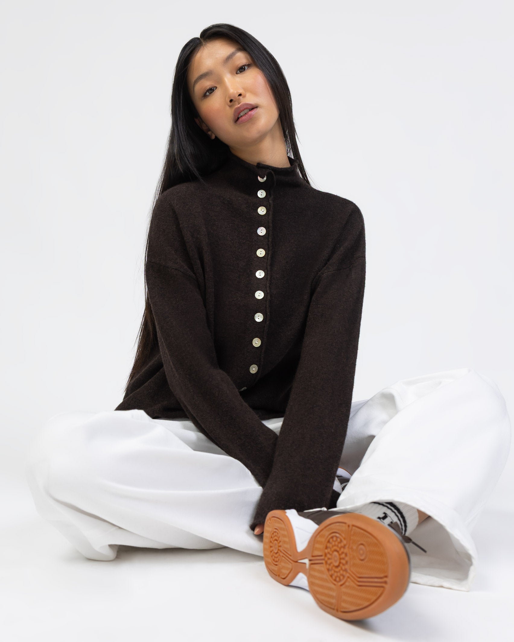 Strickjacke mit Stehkragen im SItzen