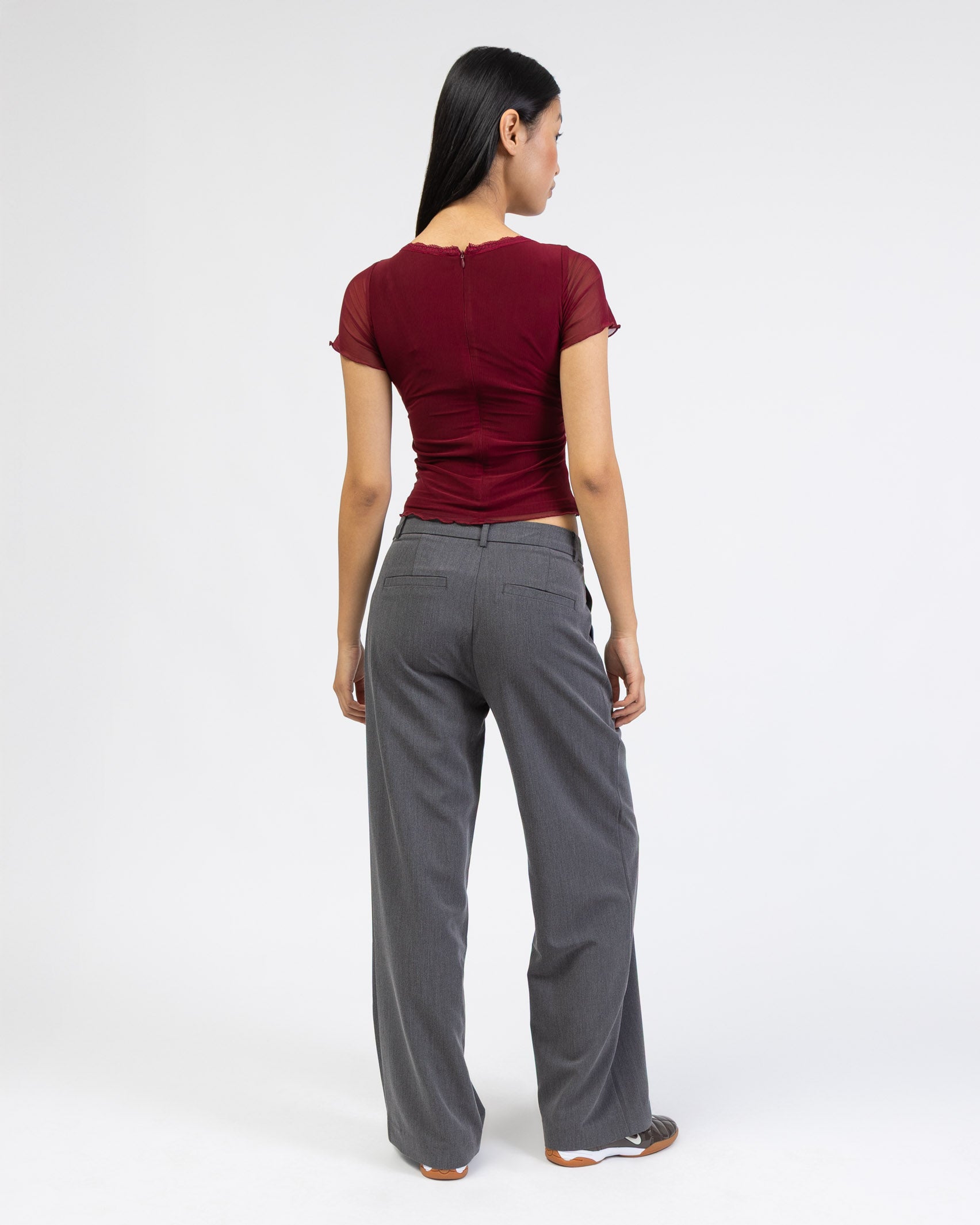 Mesh Shirt mit Spitzendetails von hinten