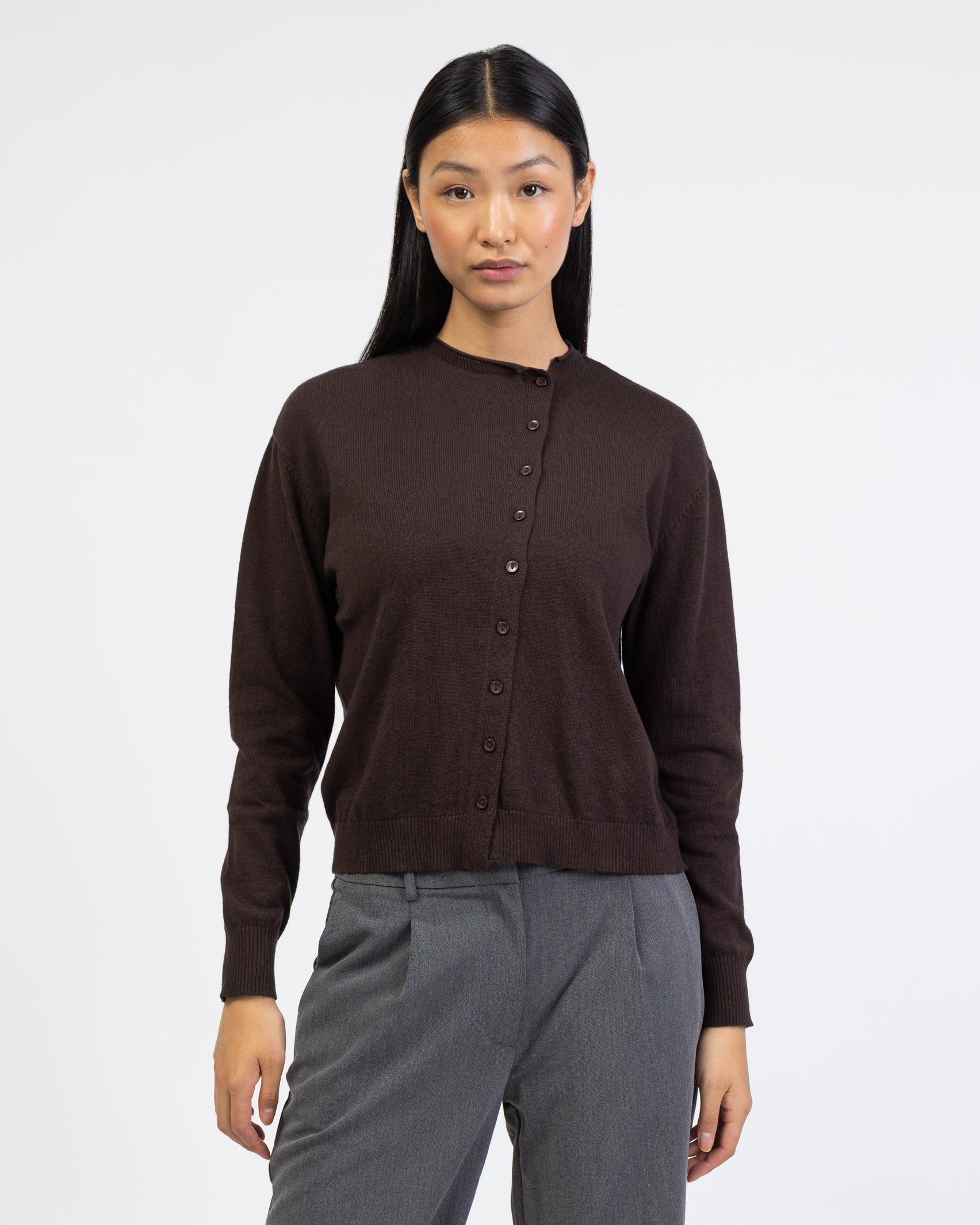 Strickjacke mit asymmetrischer Knopfleiste von vorne