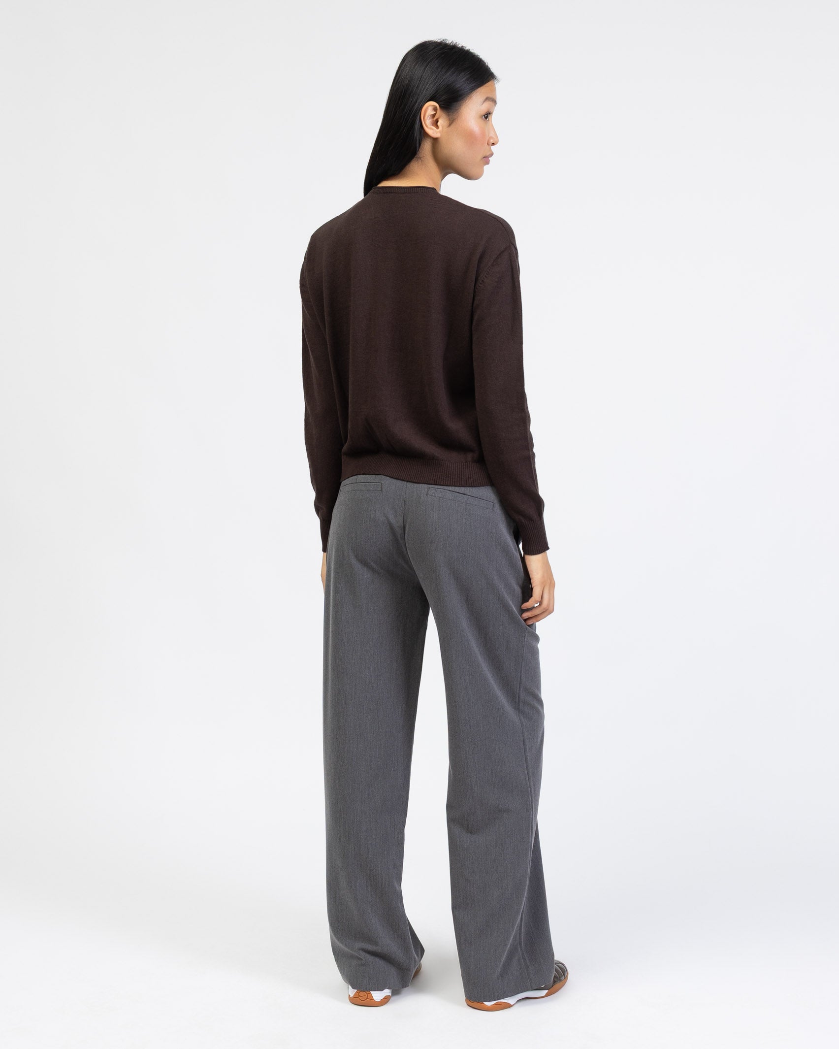 Strickjacke mit asymmetrischer Knopfleiste von hinten