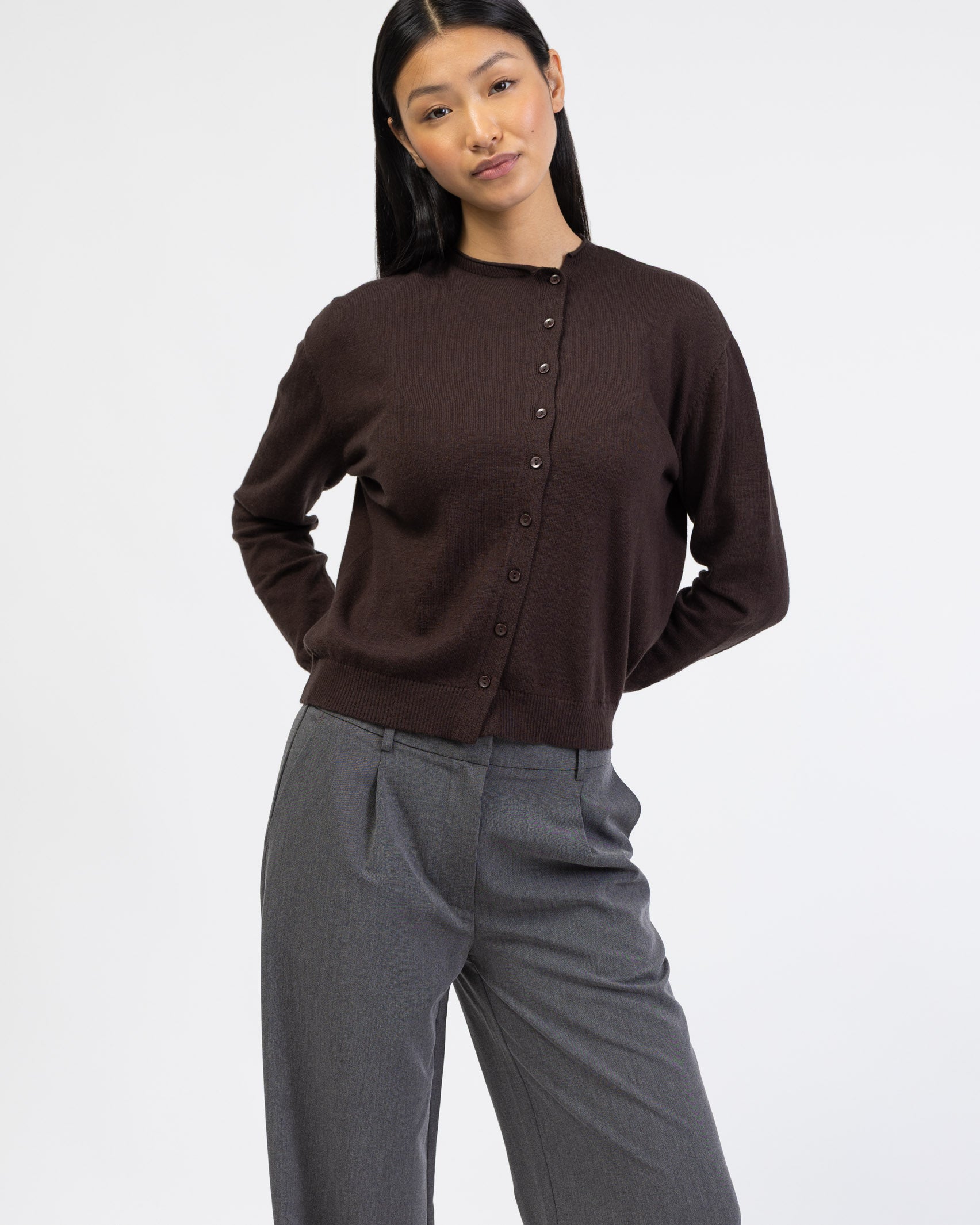 Strickjacke mit asymmetrischer Knopfleiste geschlossen