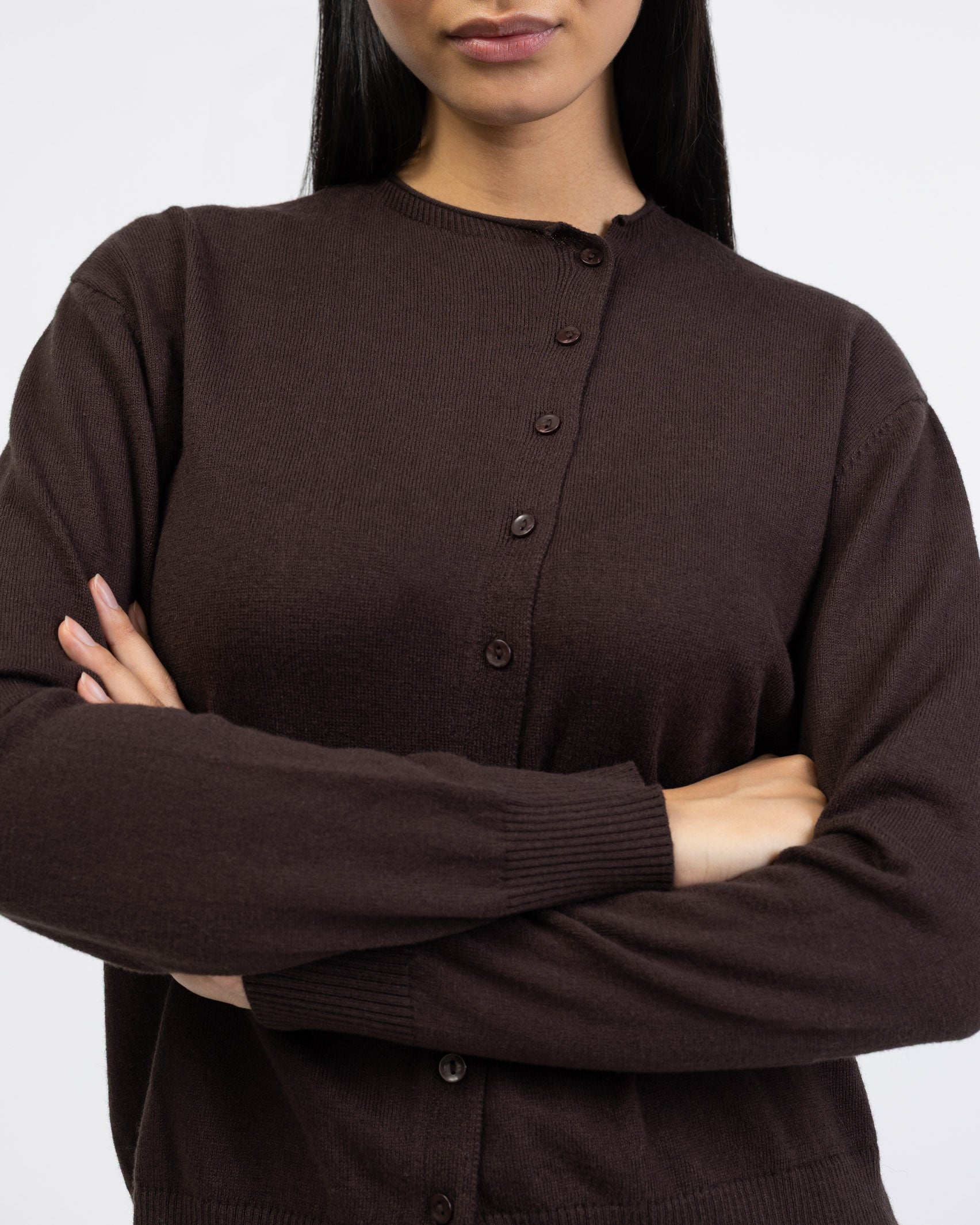 Strickjacke mit asymmetrischer Knopfleiste im Detail