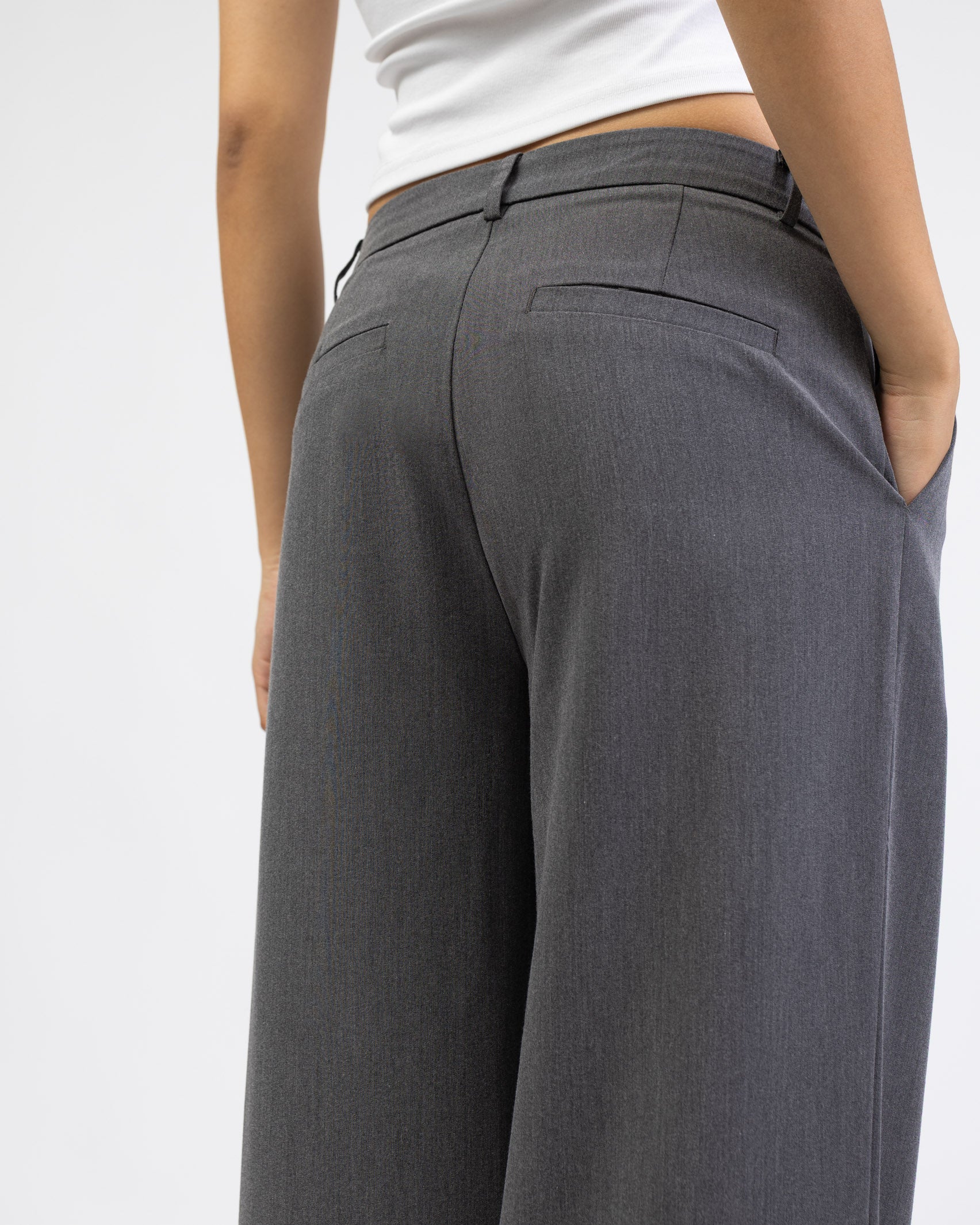 Klassische Anzughose mit geradem Bein im Detail von hinten