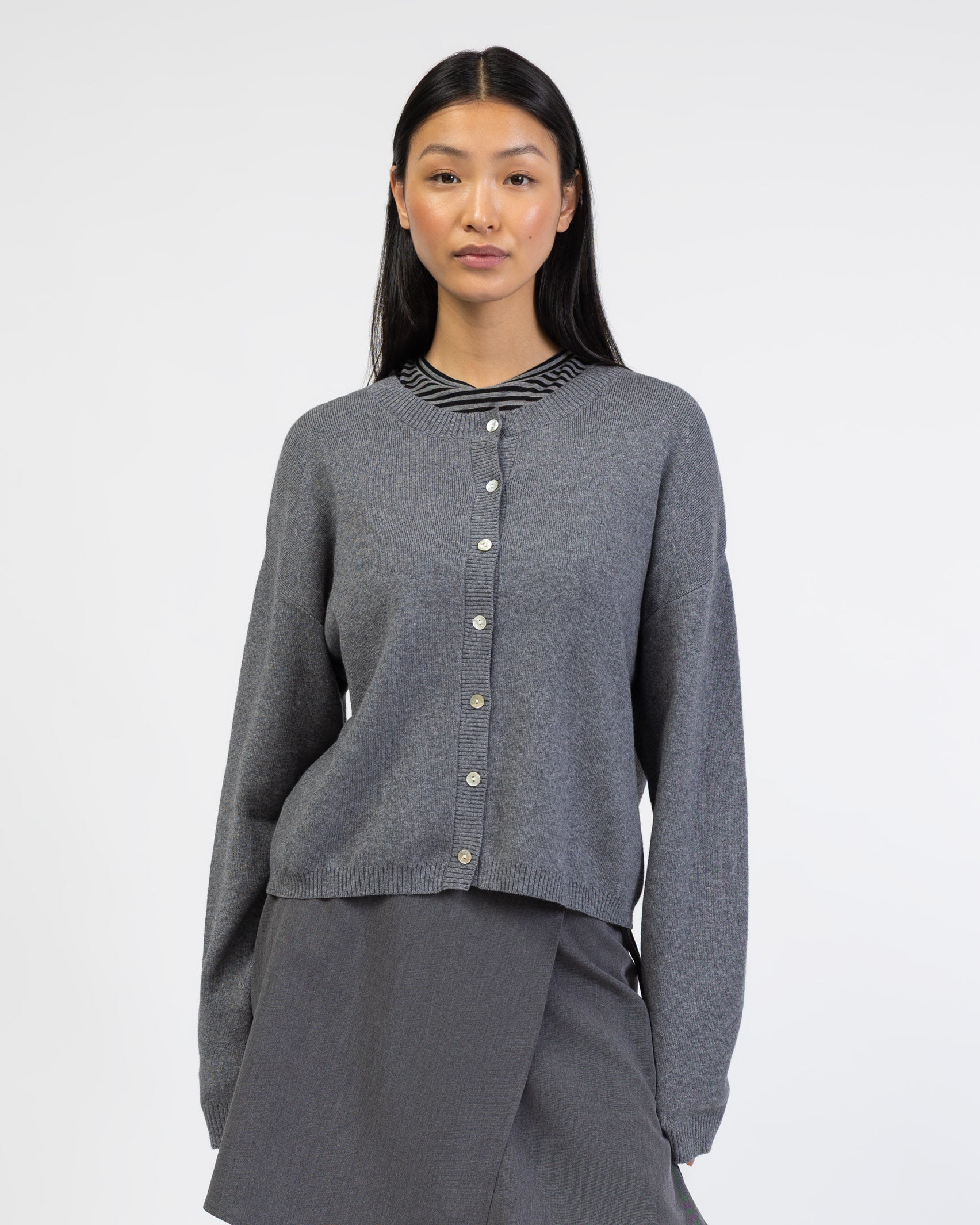 Klassische Strickjacke mit Rundhalsausschnitt von vorne