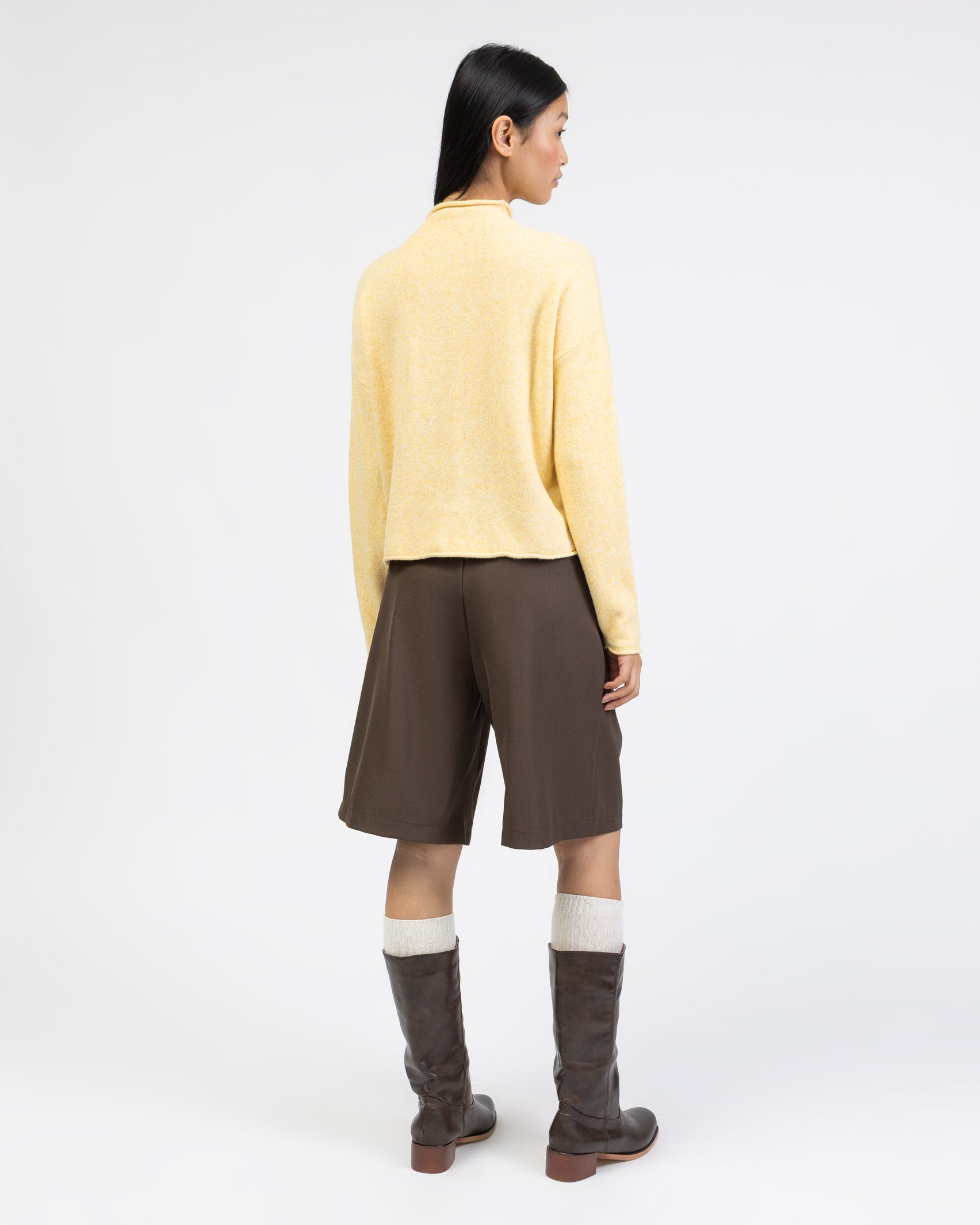 Strickjacke mit Stehkragen von hinten