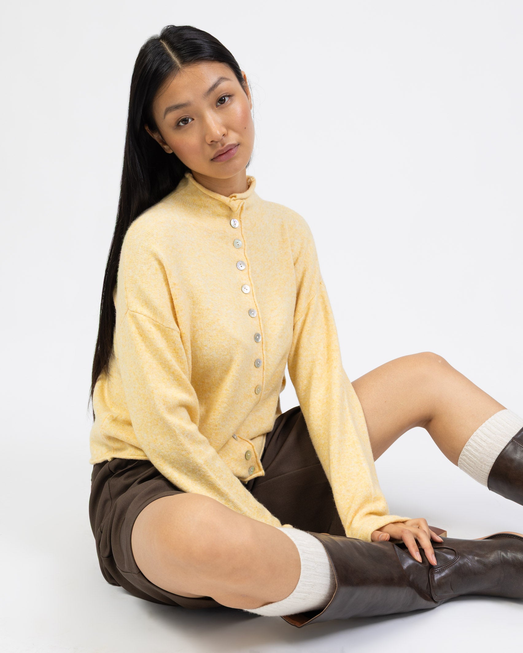 Strickjacke mit Stehkragen im Sitzen