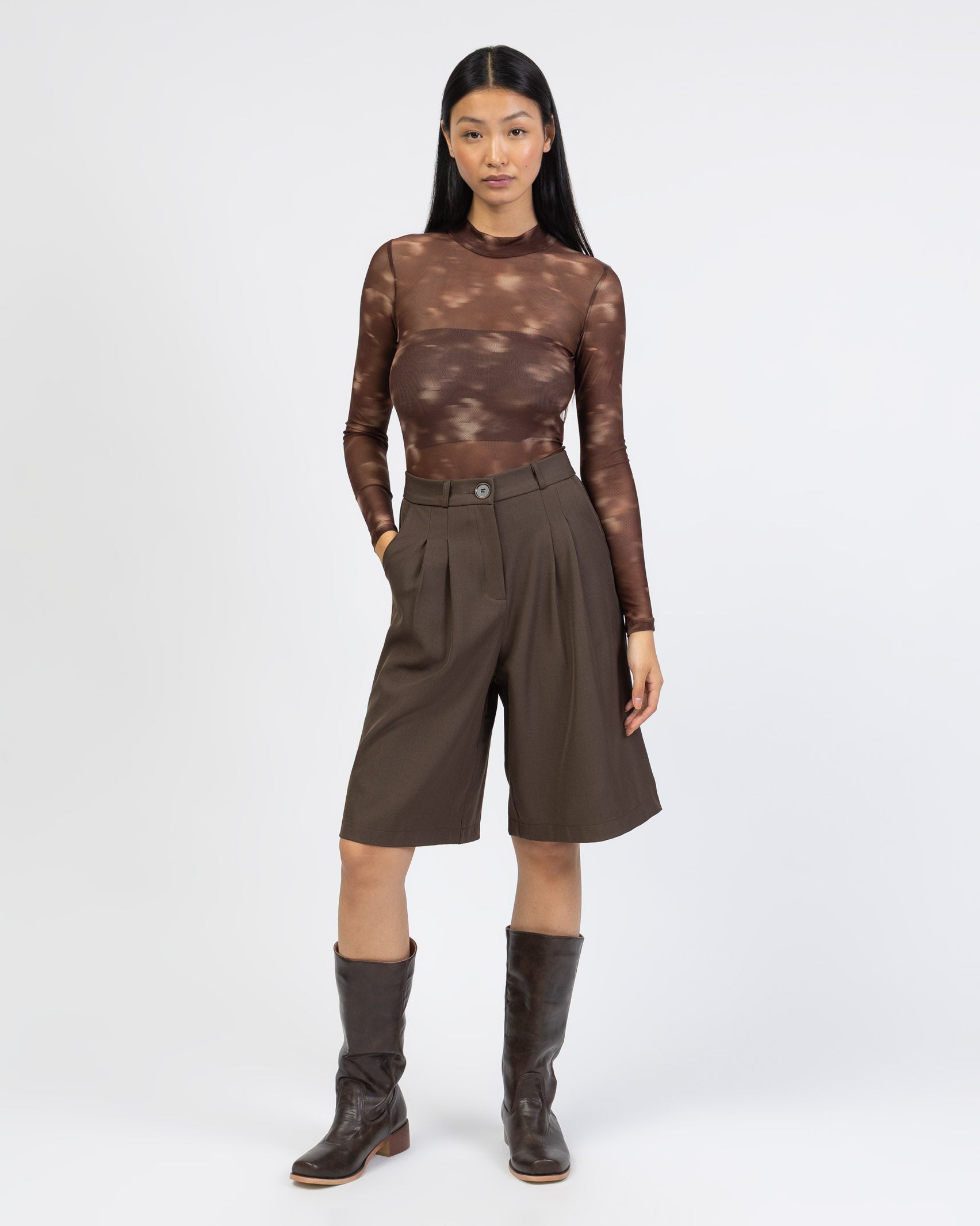 Langarm Mesh Body mit abstrakten Muster kombiniert mit Shorts und Boots