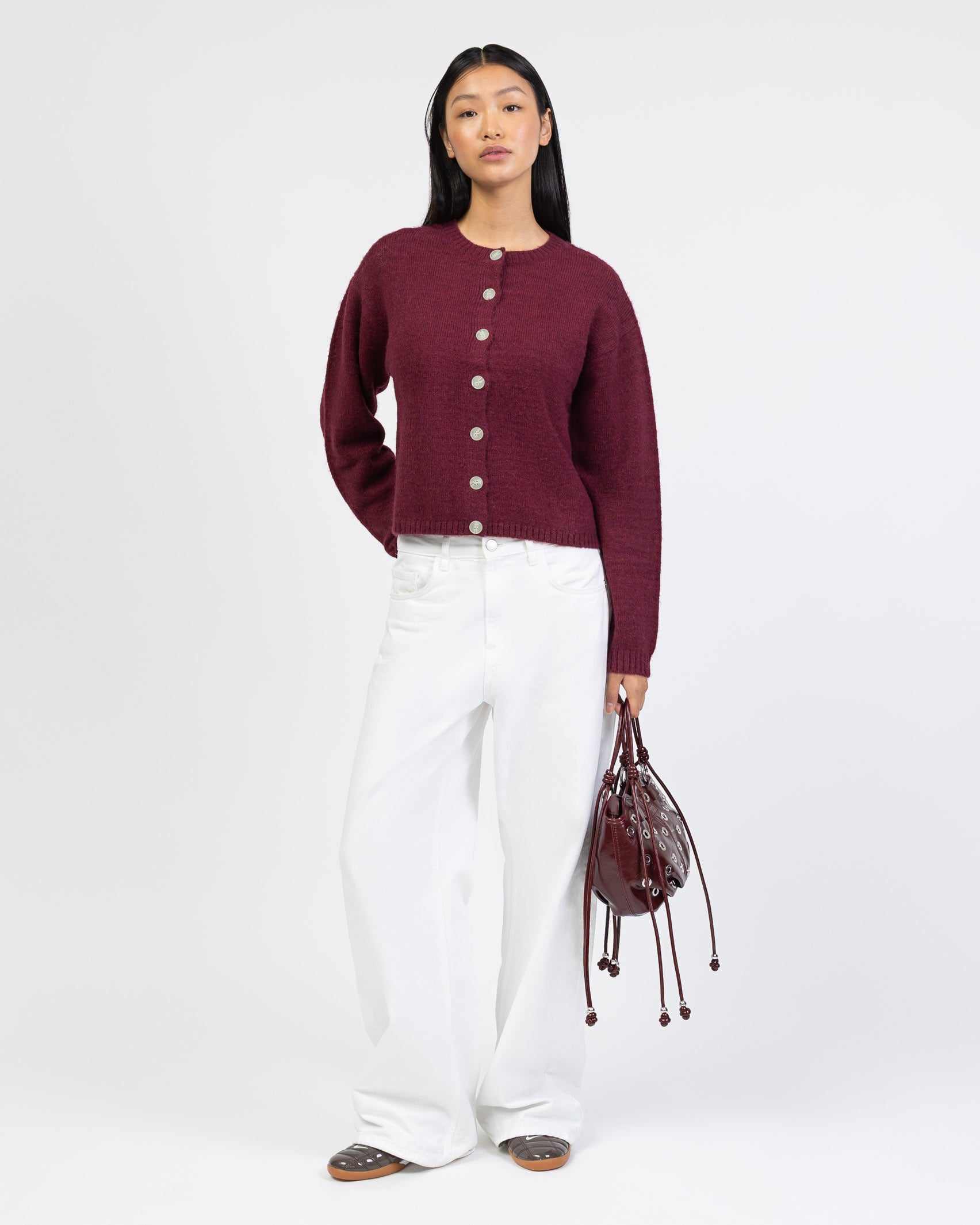 Strickjacke mit Rundhalsausschnitt kombiniert mit weißer Hose