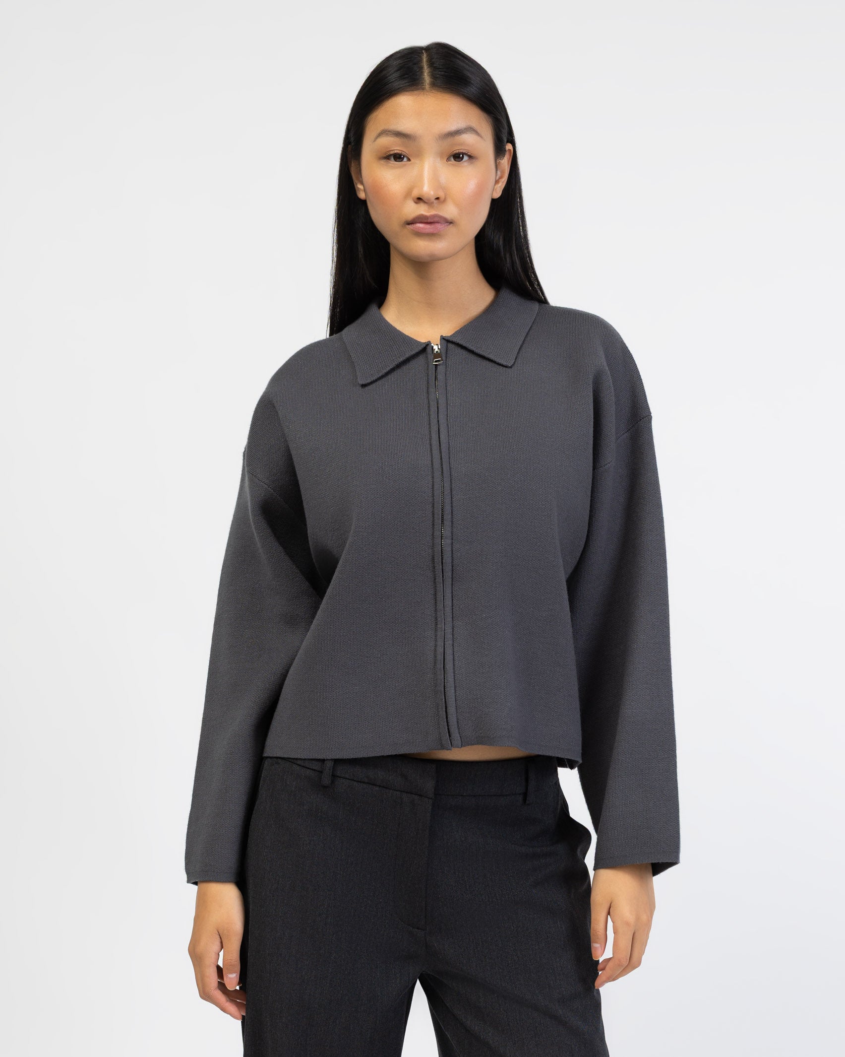 Kastige Strickjacke mit Reißverschluss von vorne