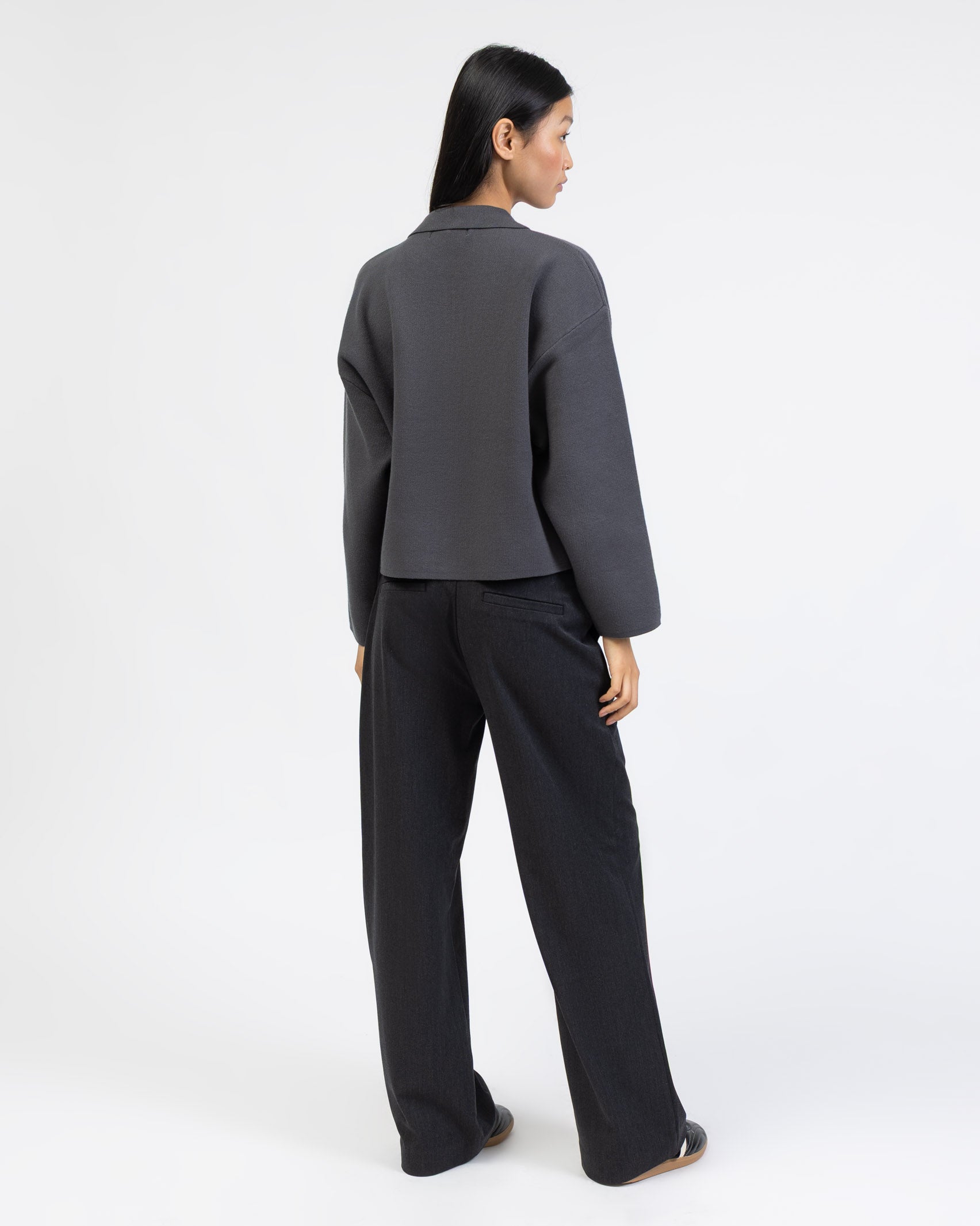 Kastige Strickjacke mit Reißverschluss von hinten