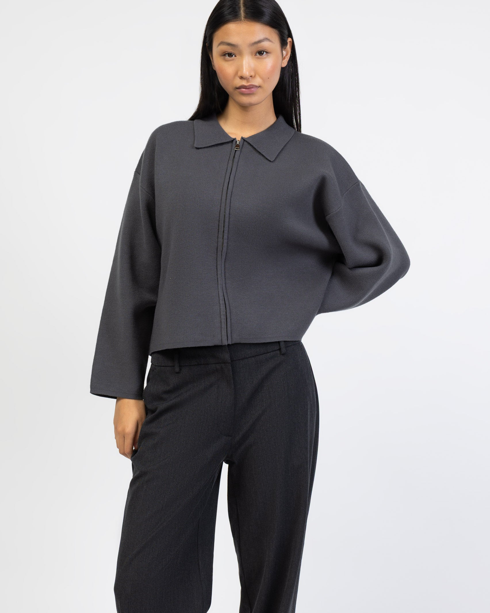 Kastige Strickjacke mit Reißverschluss von vorne