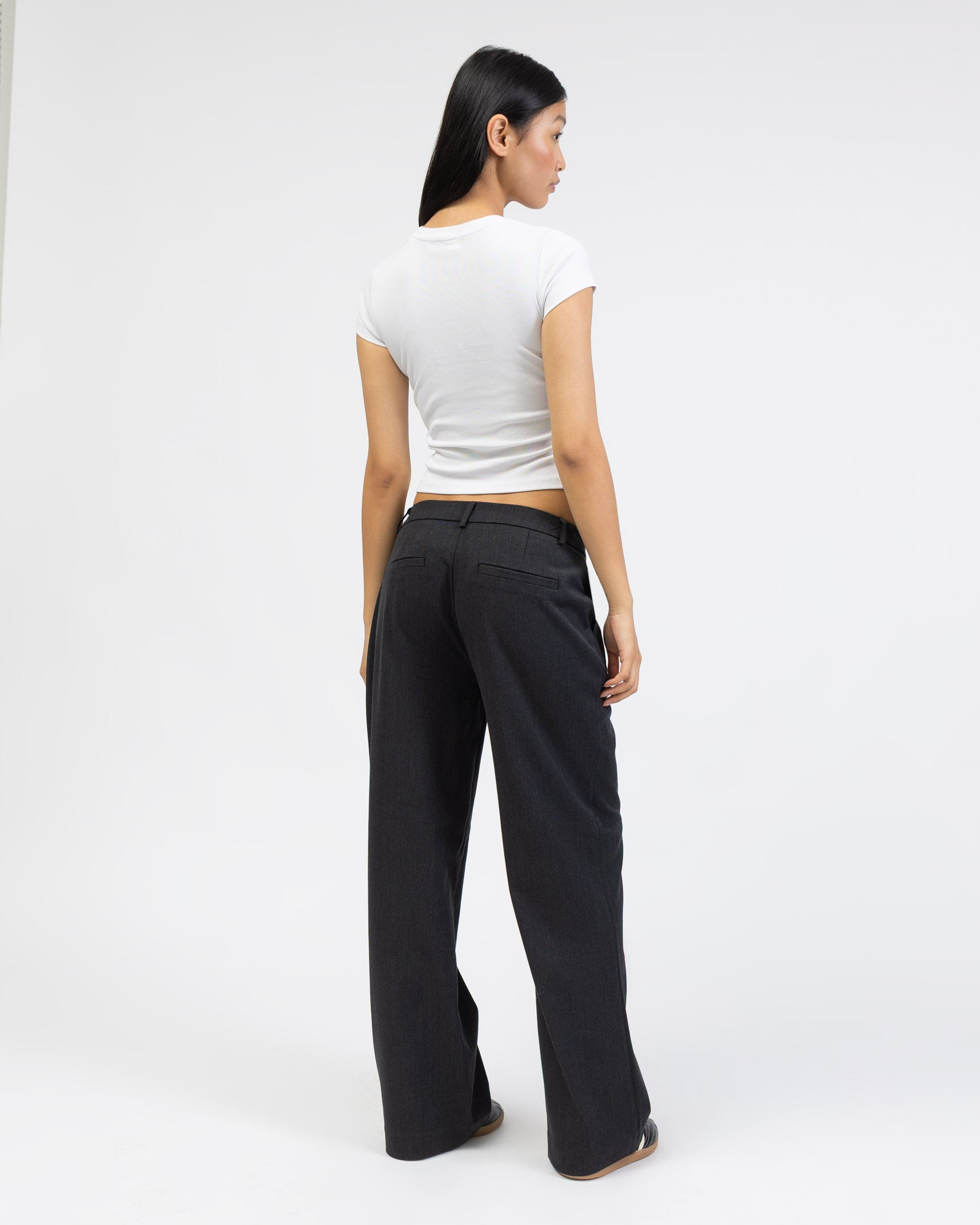 Klassische Anzughose mit geradem Bein von hinten