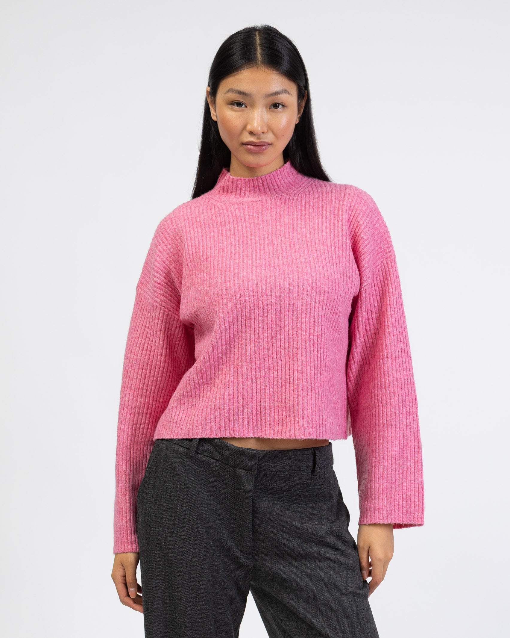 Gerippter Pullover mit Stehkragen von vorne