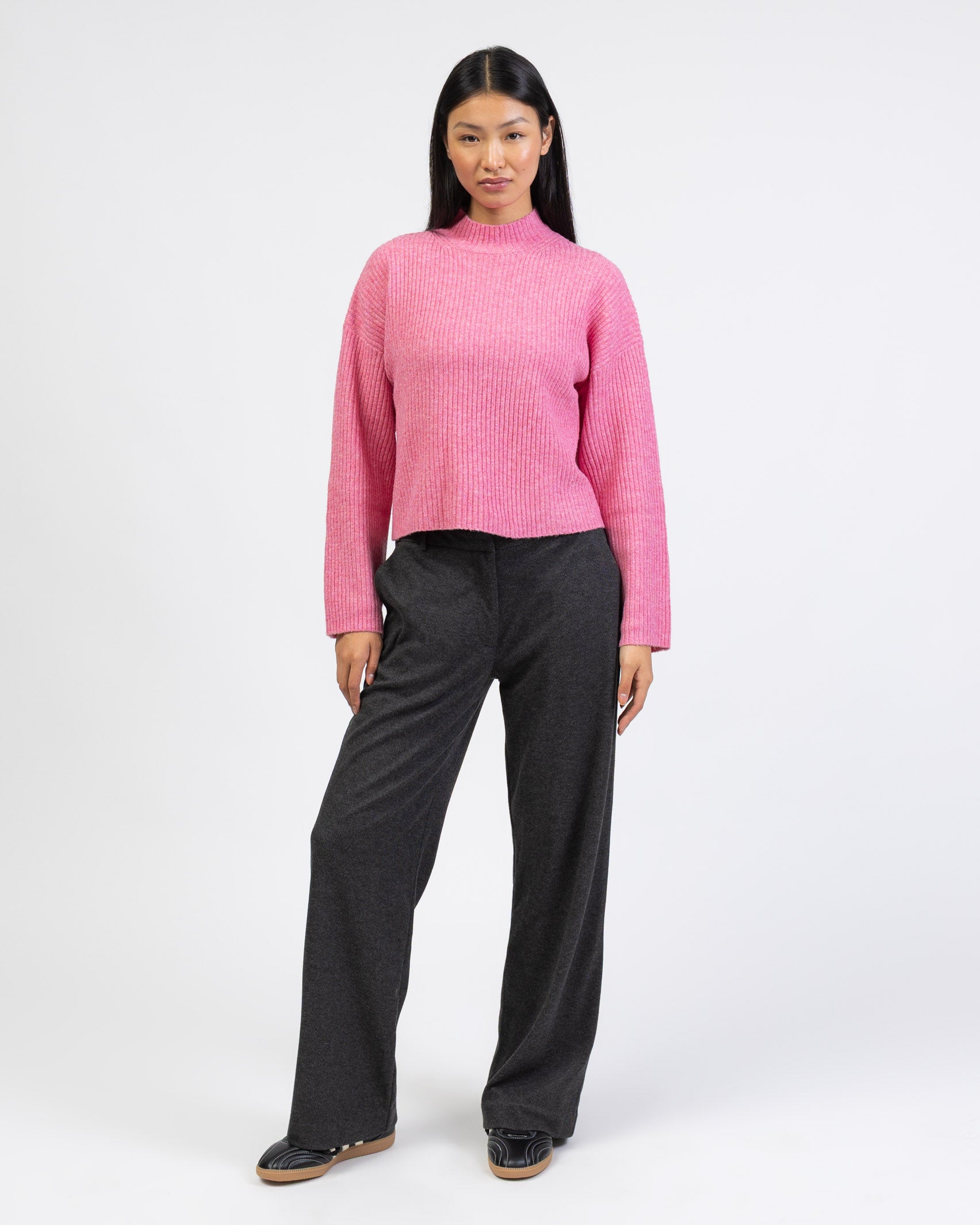 Gerippter Pullover mit Stehkragen kombiniert mit grauer Hose