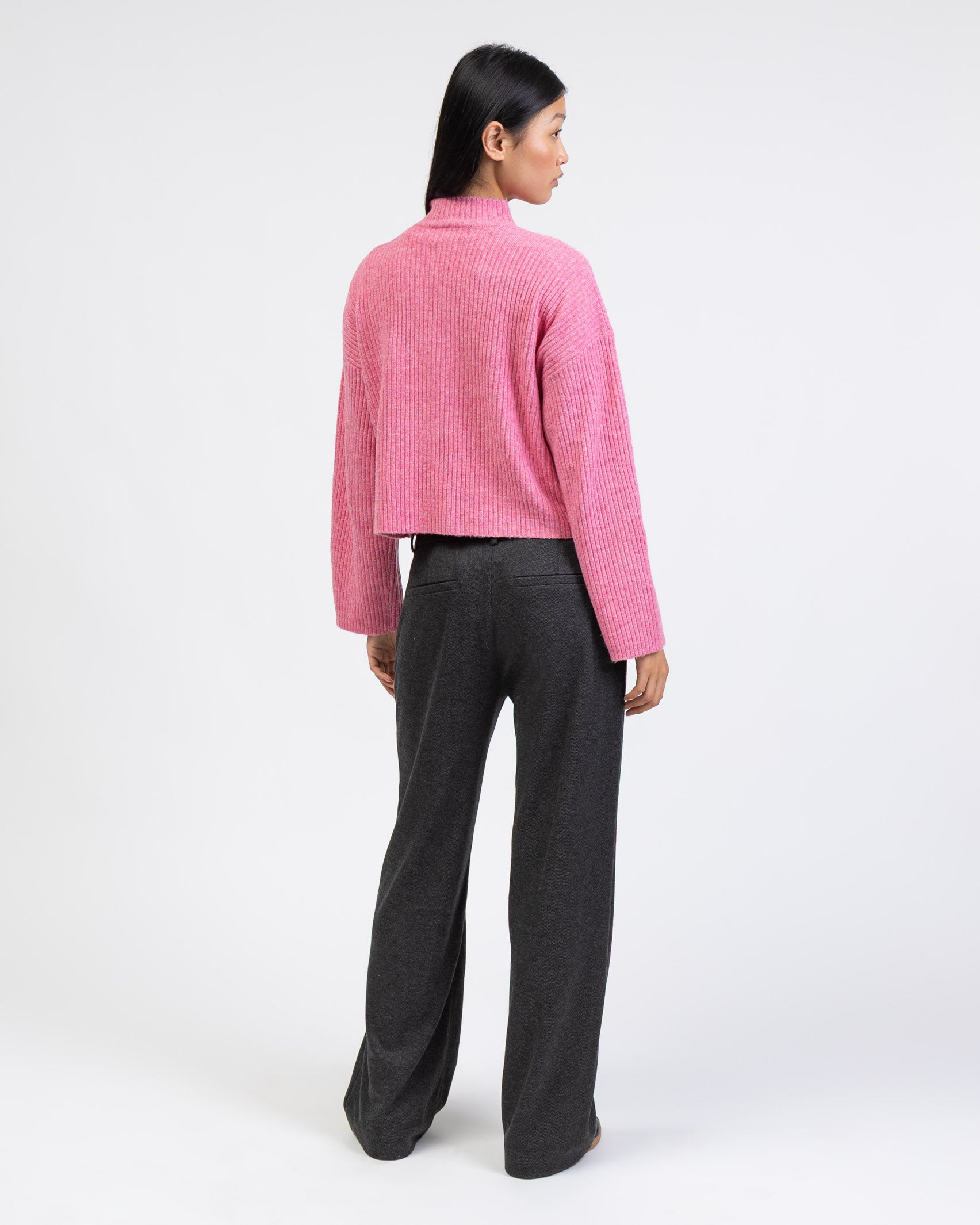 Gerippter Pullover mit Stehkragen von hinten