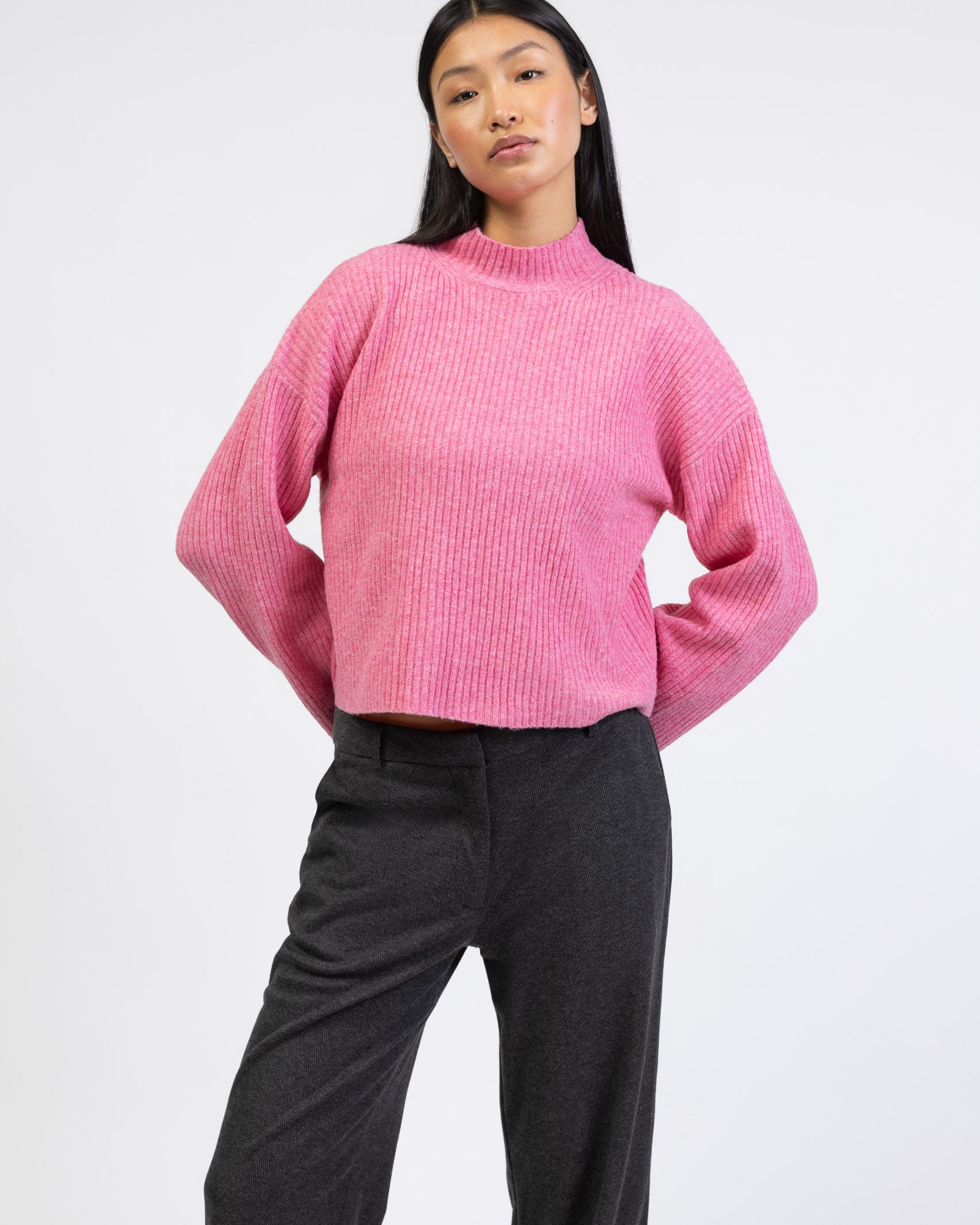 Gerippter Pullover mit Stehkragen von vorne