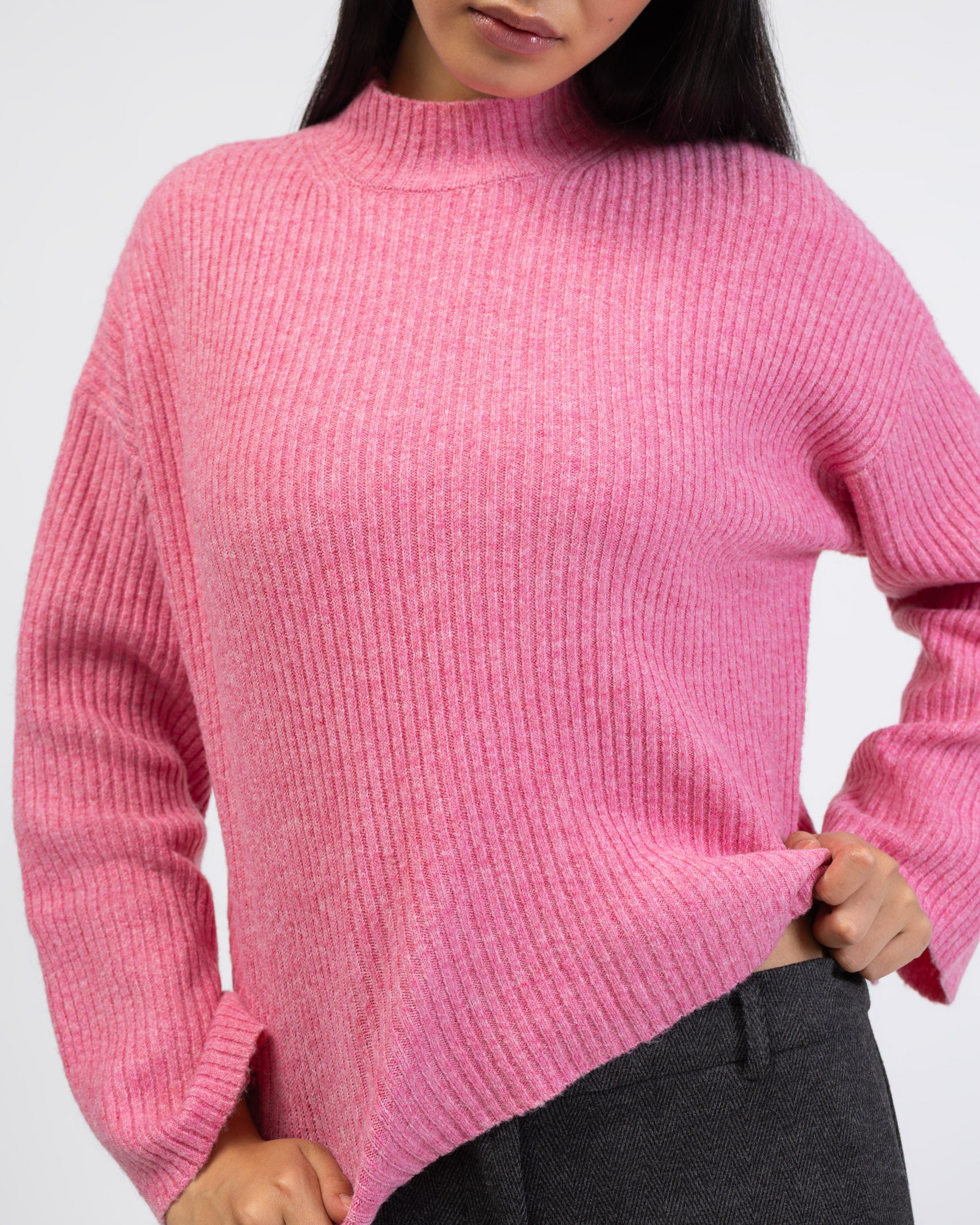 Gerippter Pullover mit Stehkragen im Detail