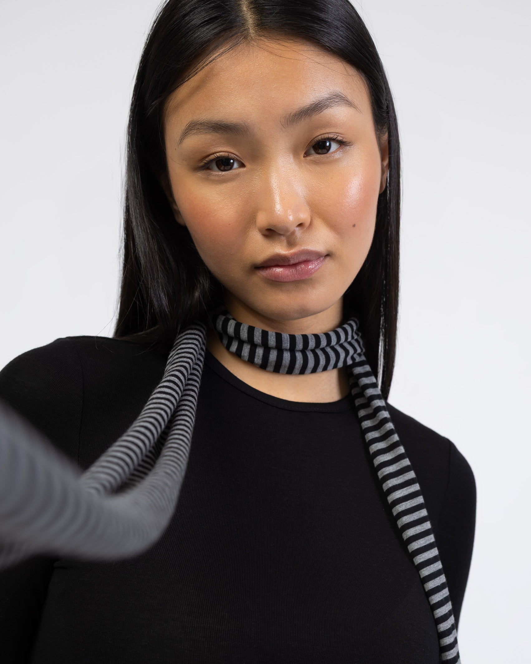 Leichter Schal mit Streifen in Bewegung