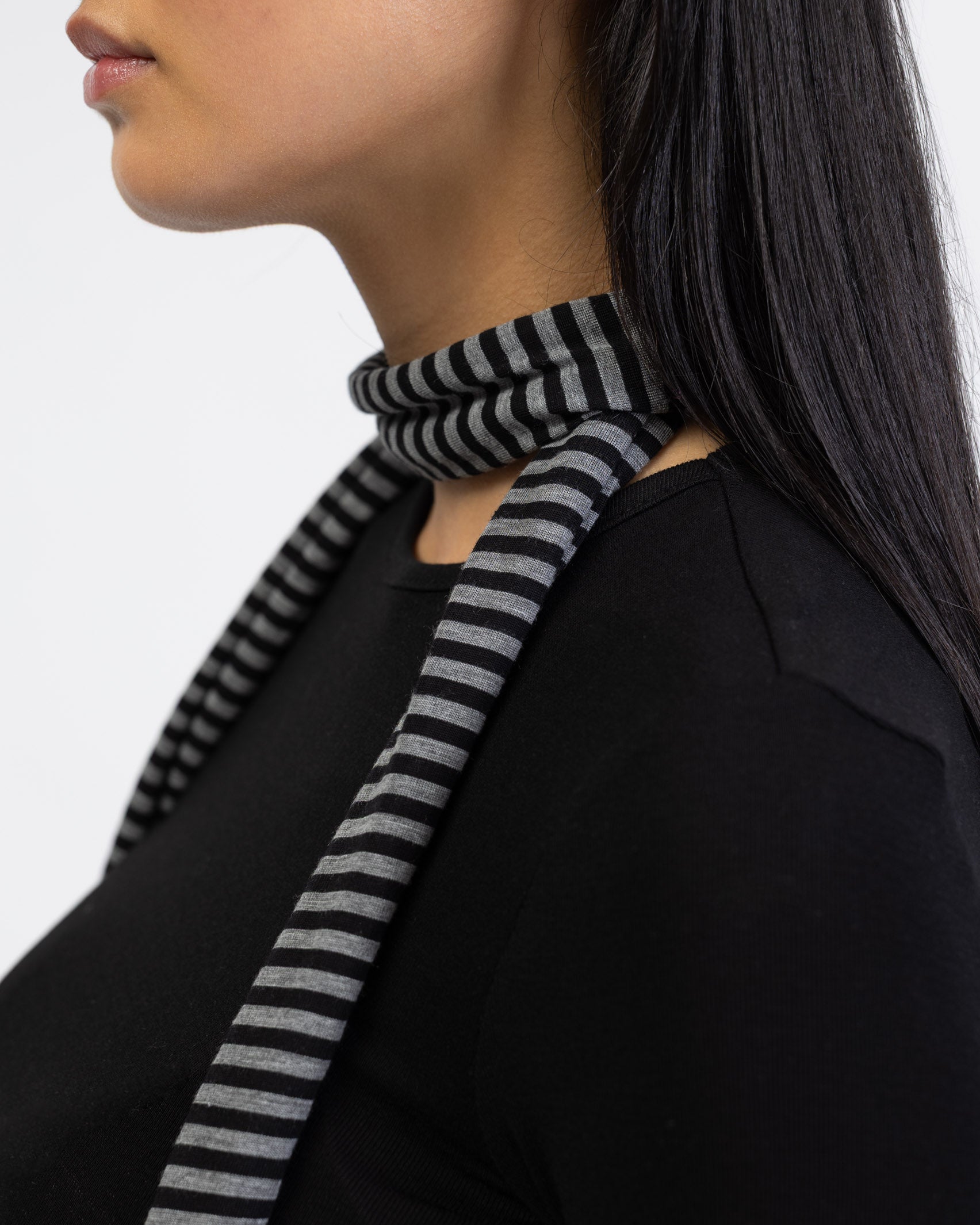 Leichter Schal mit Streifen im Detail