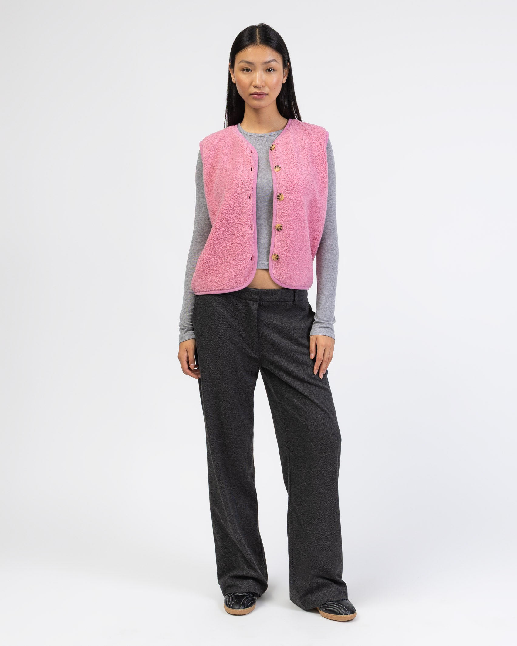 Einfarbige Teddyweste gestylt mit grauer Hose