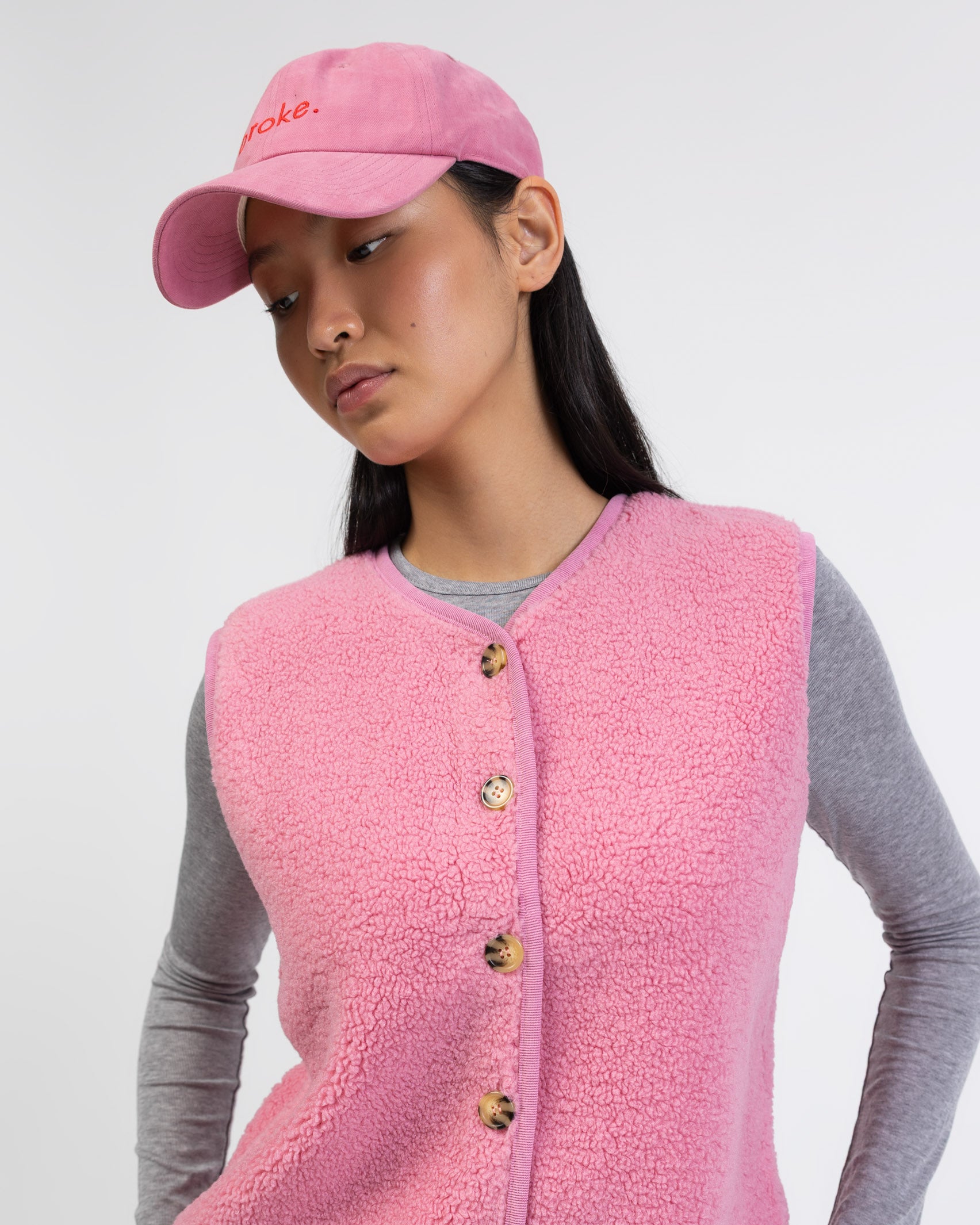 Einfarbige Teddyweste von der Seite