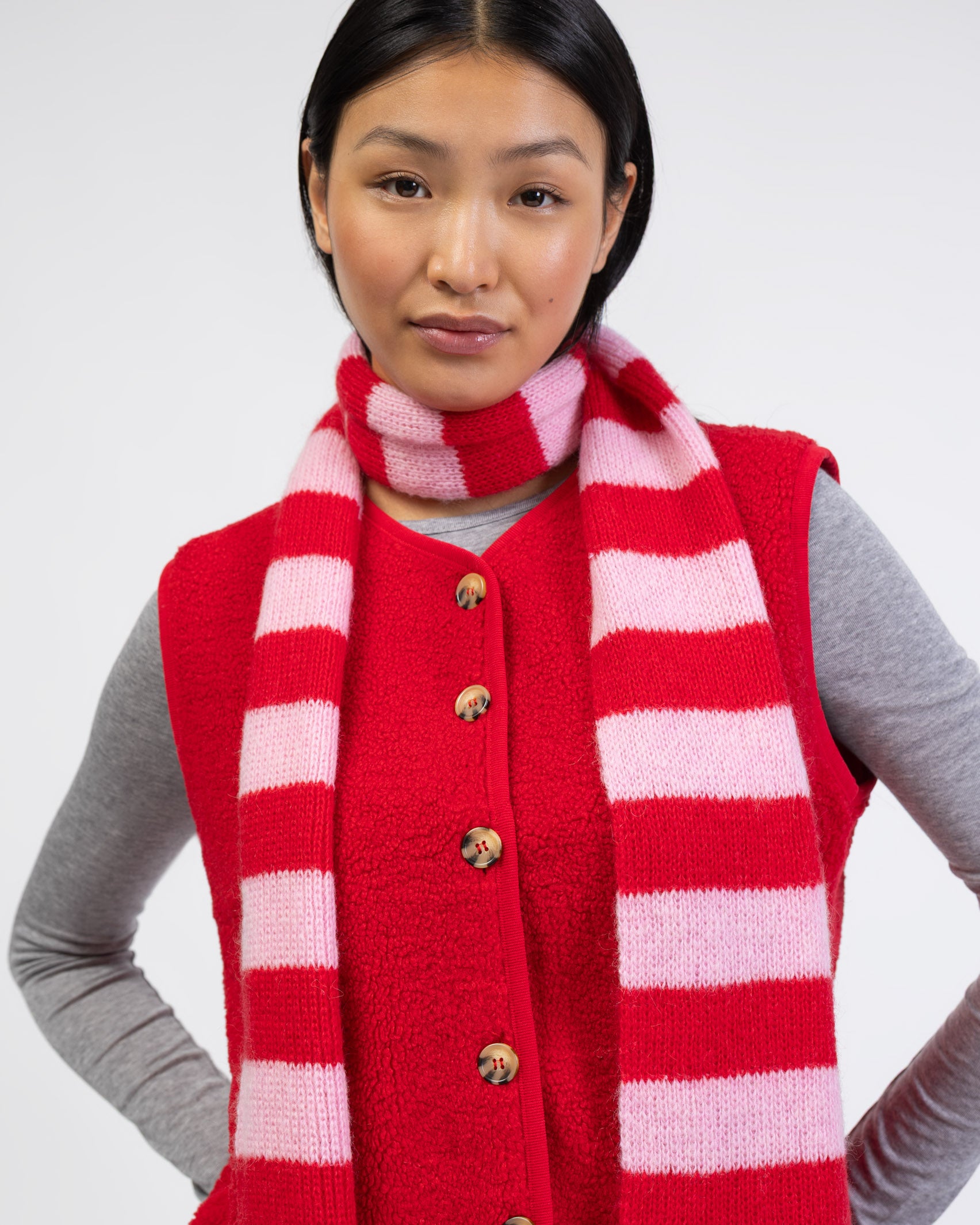 Weicher Schal mit Streifen von voorne am Model