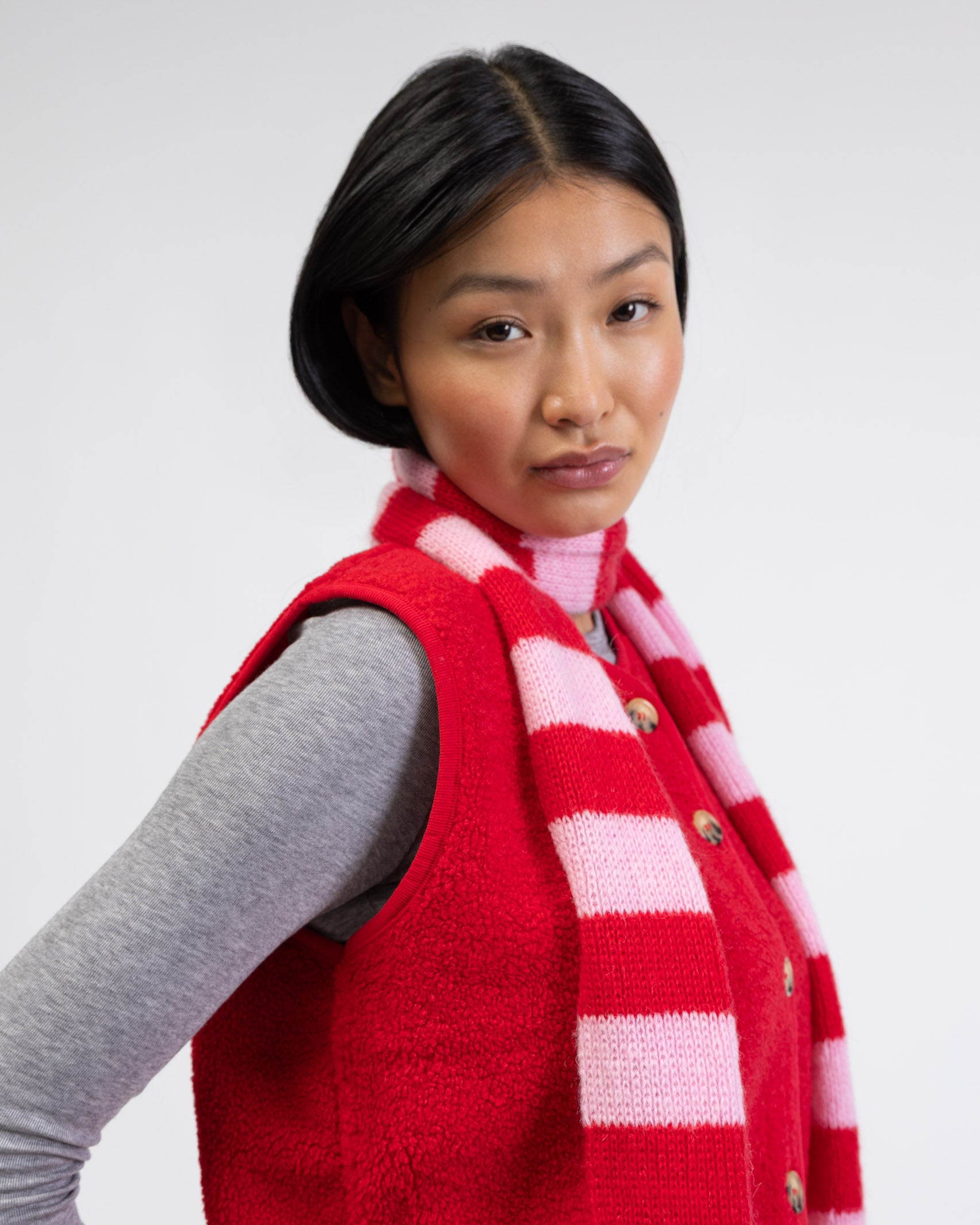 Weicher Schal mit Streifen getragen von der Seite