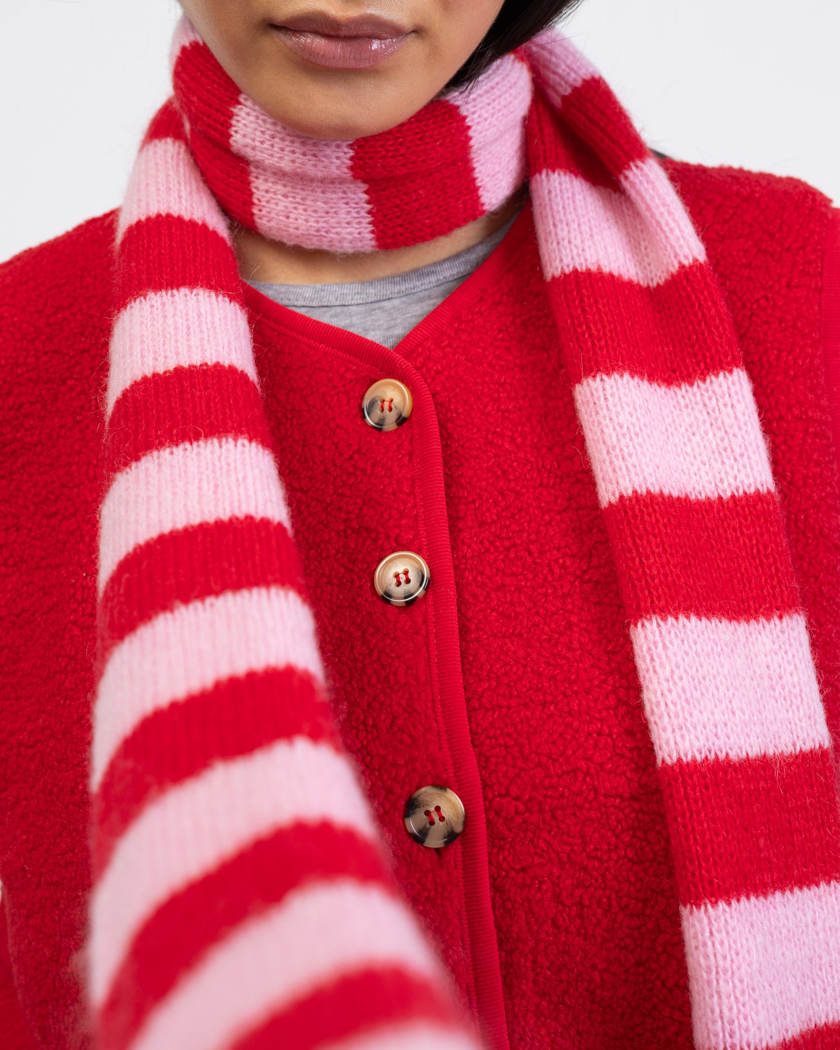 Weicher Schal mit Streifen im Detail