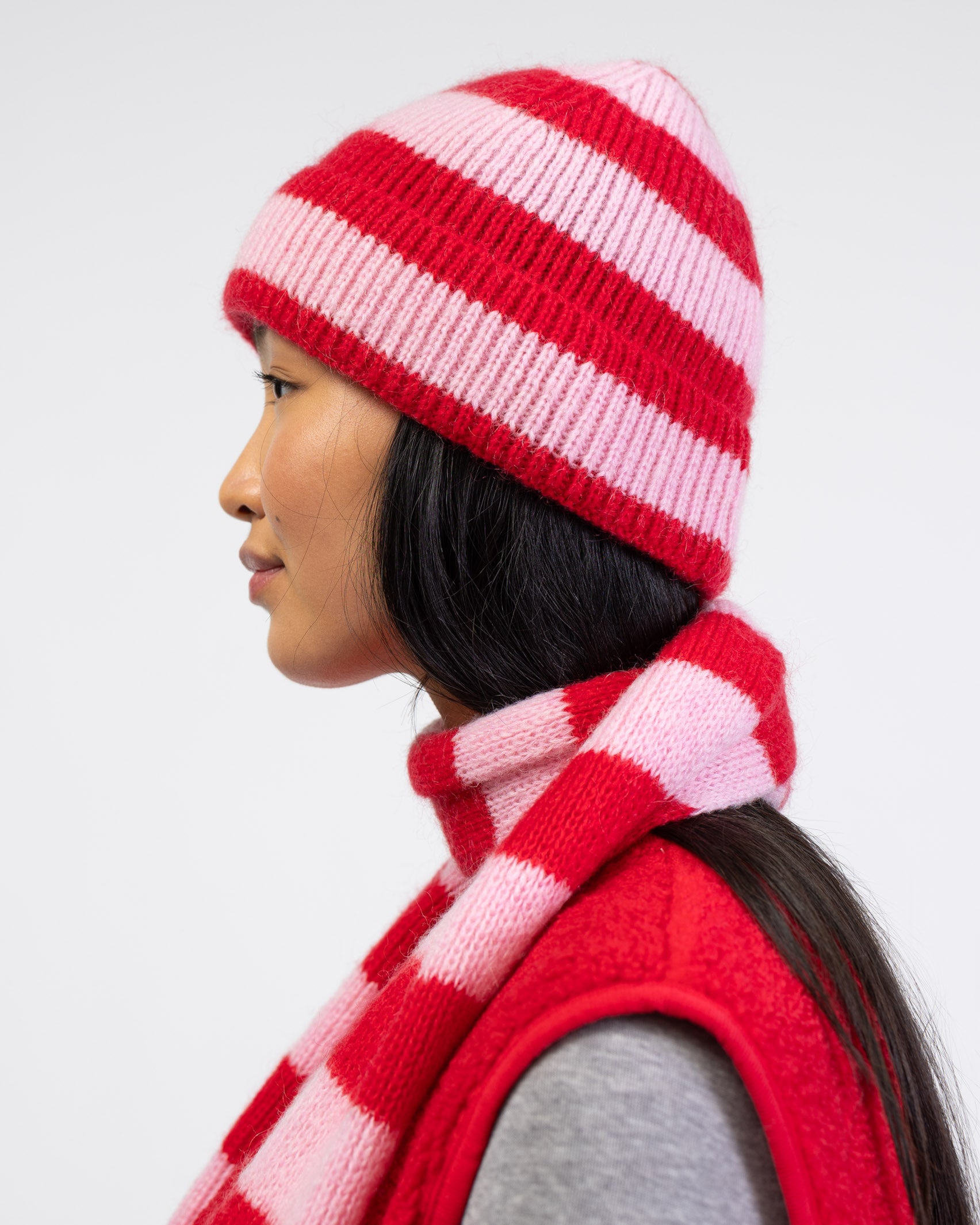 Weiche Mütze mit Streifen von der Seite getragen