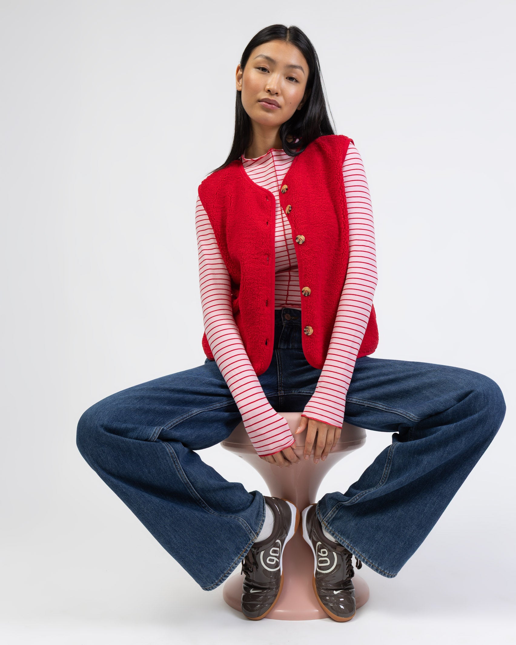 Einfarbige Teddyweste im Sitzen